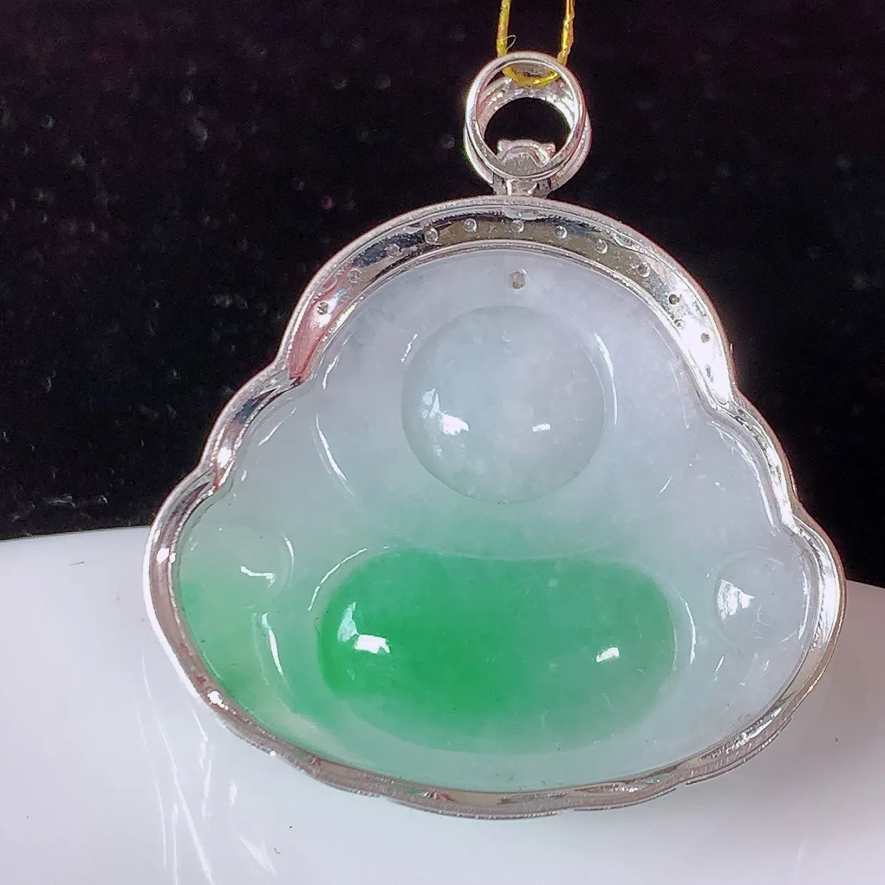 自然光实拍，18K金镶嵌冰润飘绿翡翠佛公吊坠，玉笑佛，饱满，开脸喜庆，配戴优雅迷人！#35.9整体32*29*10裸石27.5*23.5