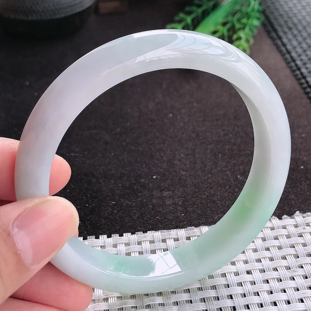 天然A货翡翠62.5/12.3/8.6大圈口老坑精美温润飘绿手镯宽边玉镯