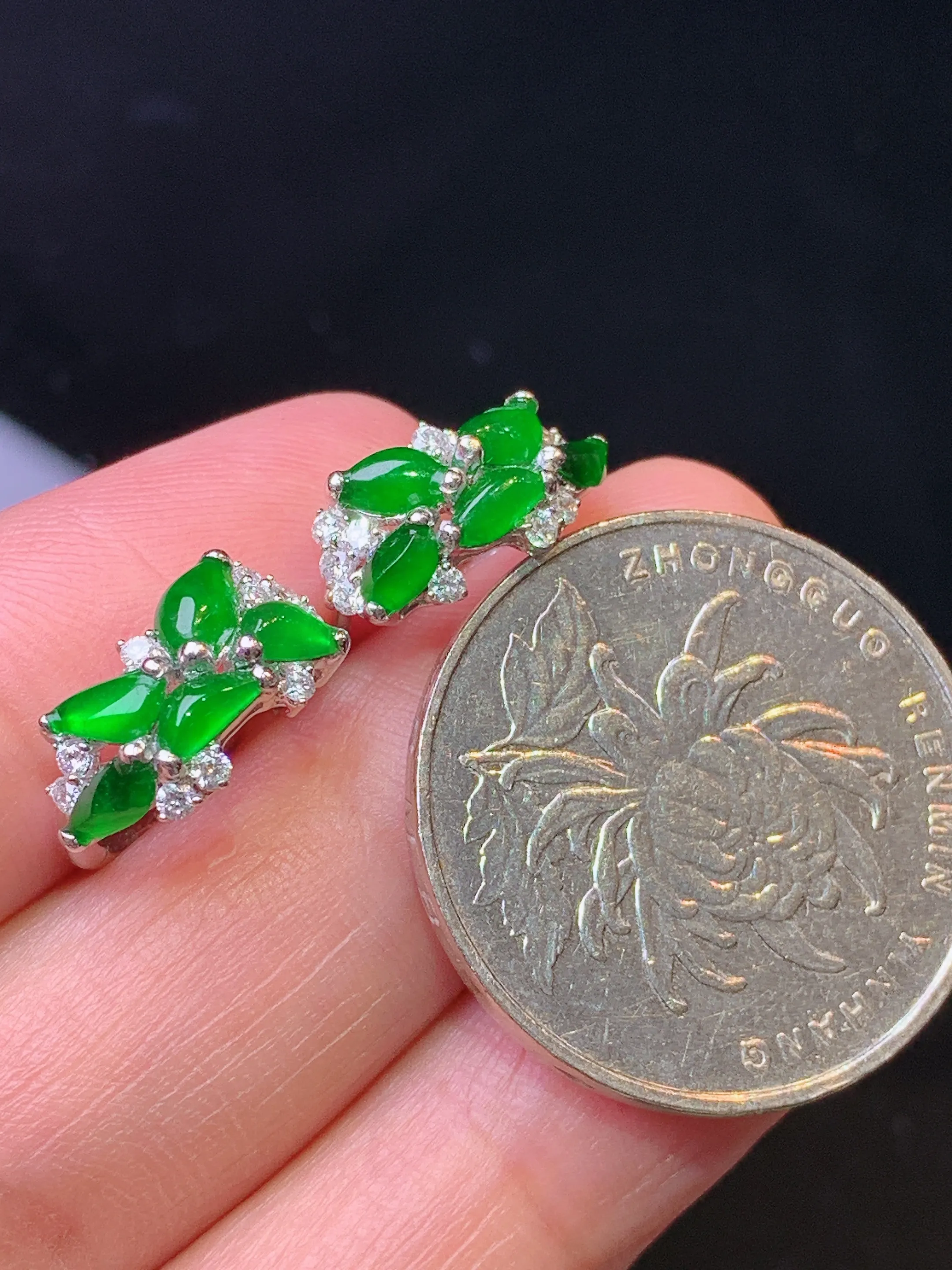 18k金钻镶嵌满绿随形耳钉 玉质细腻 水润亮眼 色泽艳丽 裸石尺寸5*3*2.3