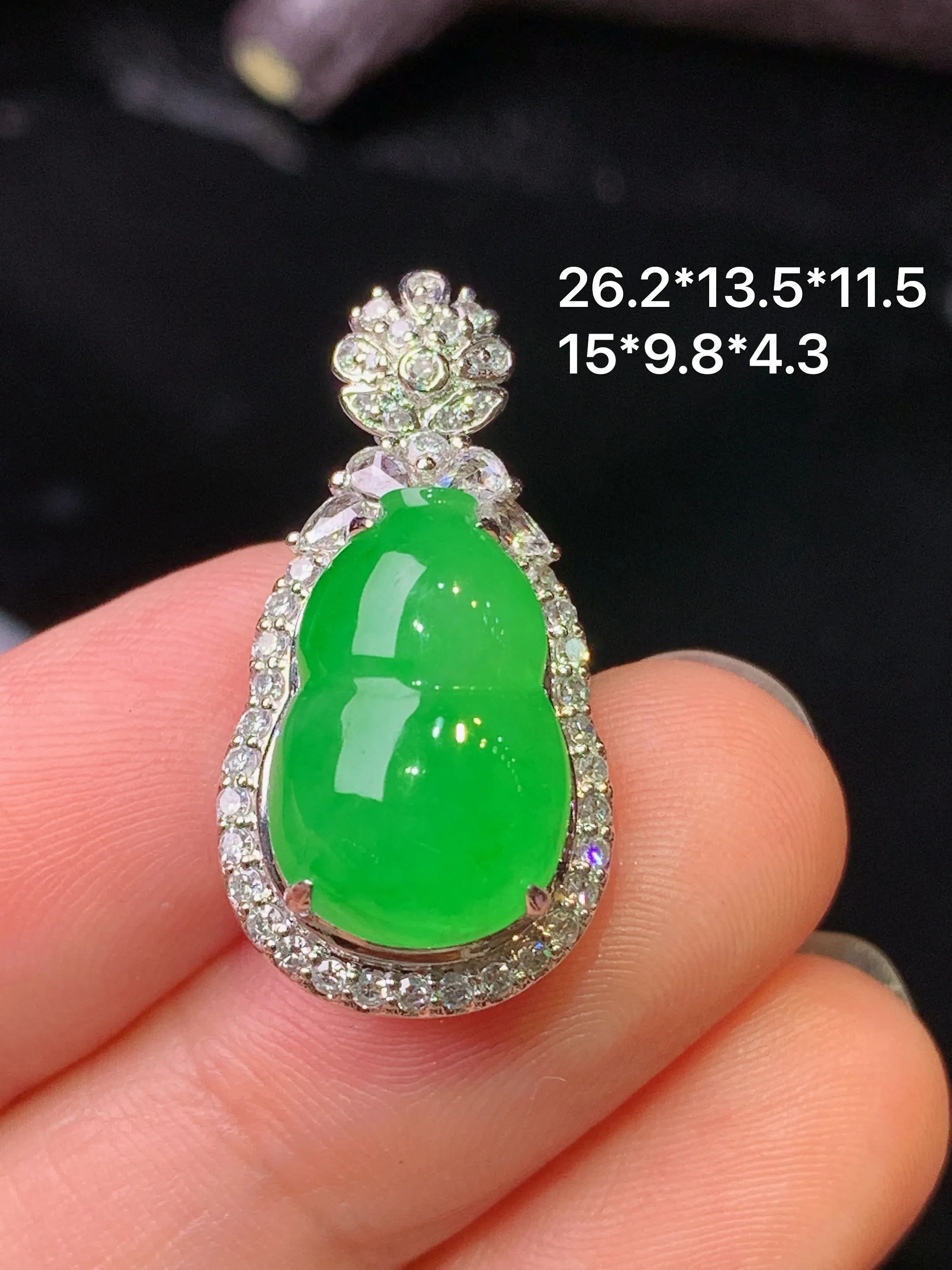 18k金钻镶嵌满绿葫芦吊坠 玉质细腻 水润亮眼 色泽艳丽 整体尺寸26.2*13.5*11.5