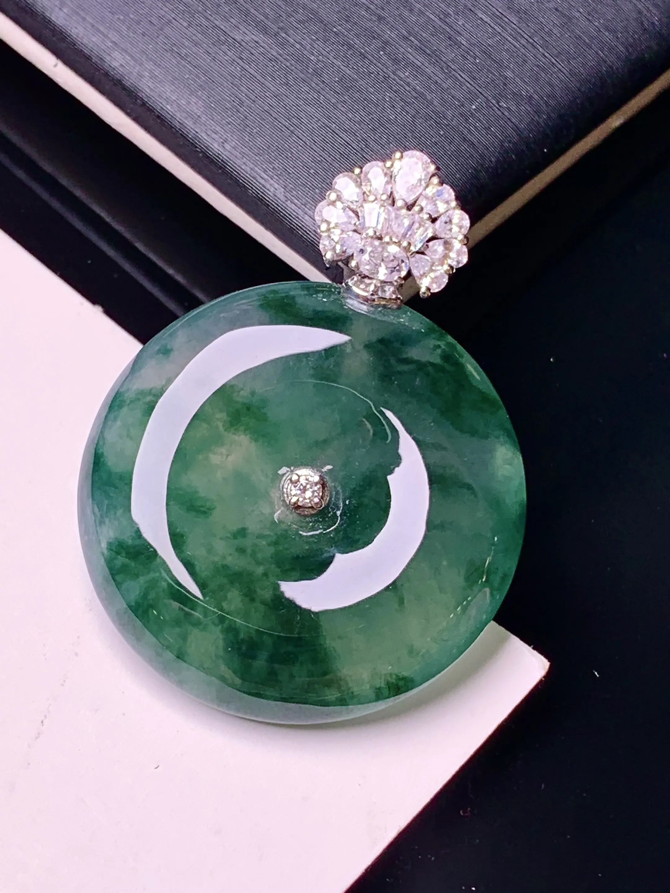 18k金钻镶嵌飘绿平安扣吊坠 玉质细腻 水润亮眼 色泽艳丽 整体尺寸31.8*24*5.8