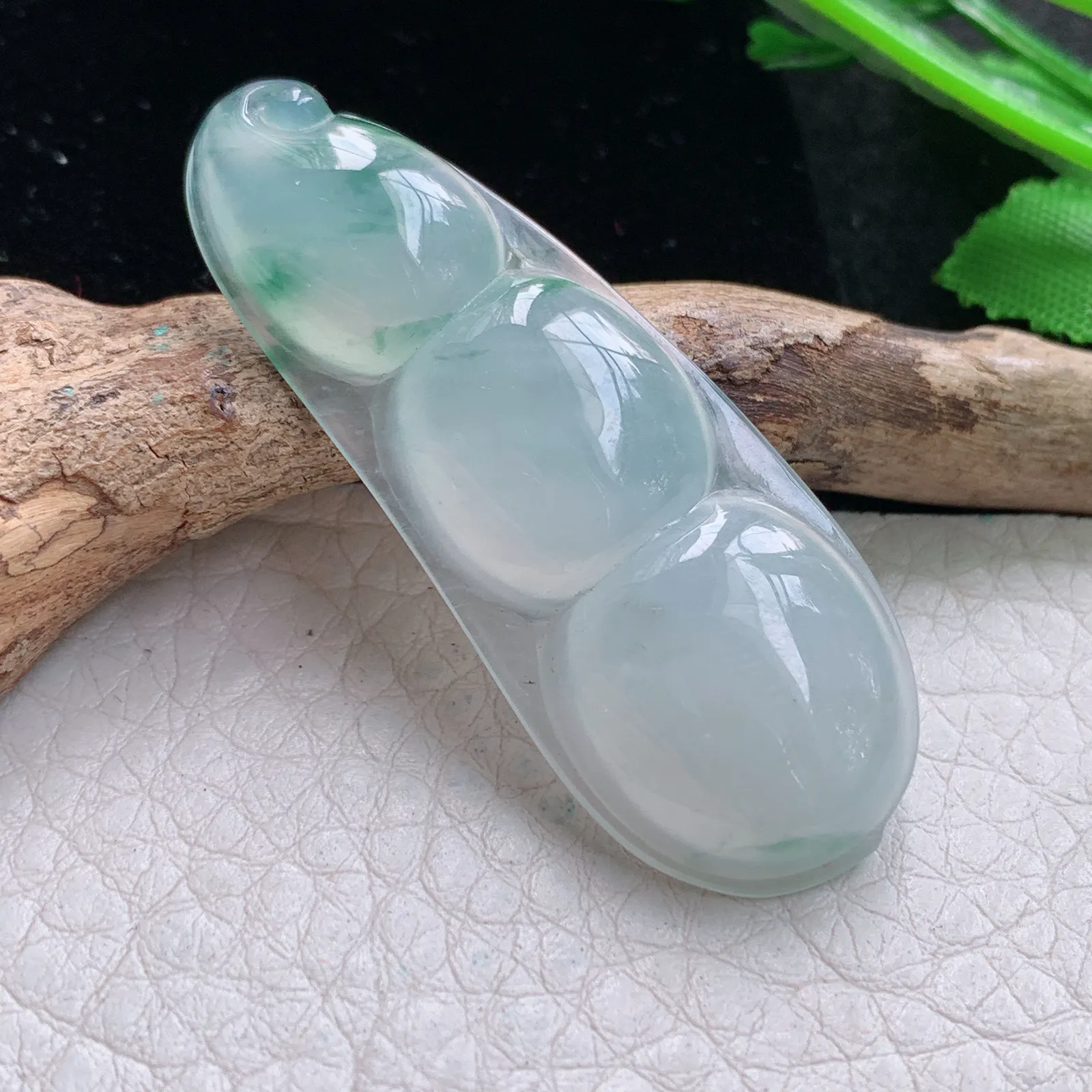 gp实拍49.2*19*5.5翡翠a货精雕冰飘绿花平安豆 四季豆玉吊坠 玉挂件