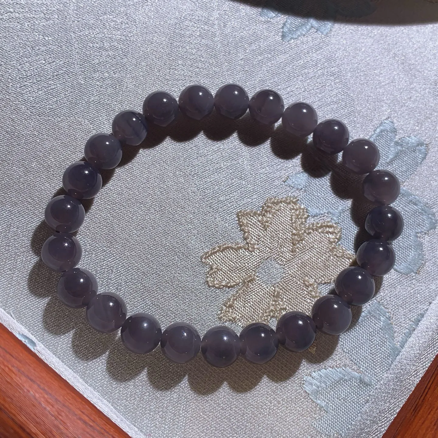 和田玉紫罗兰圆珠手串。单颗尺寸8！玉质细腻油润。手推出油。佩戴高端典雅。lt251209