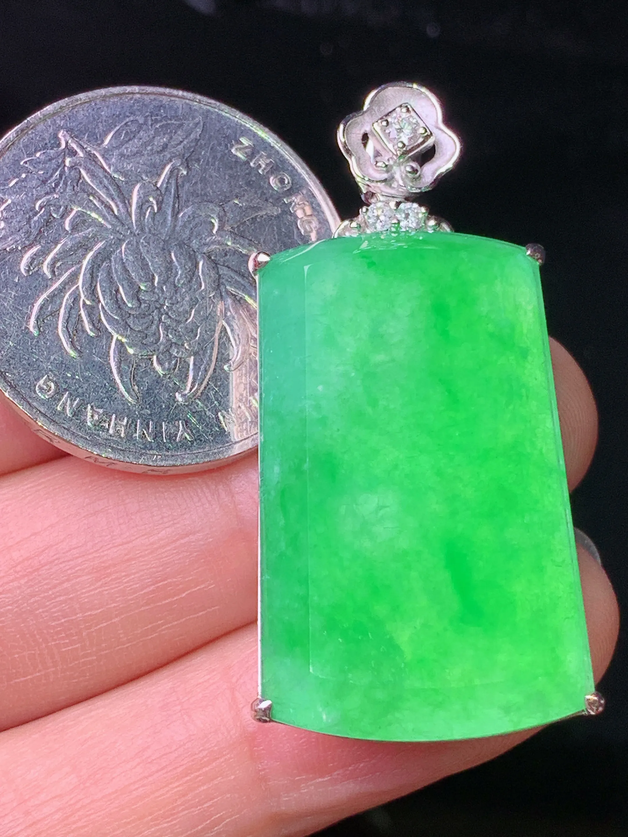 18k金钻镶嵌满绿无事牌吊坠 玉质细腻 水润亮眼 色泽艳丽 整体尺寸40.5*19*8