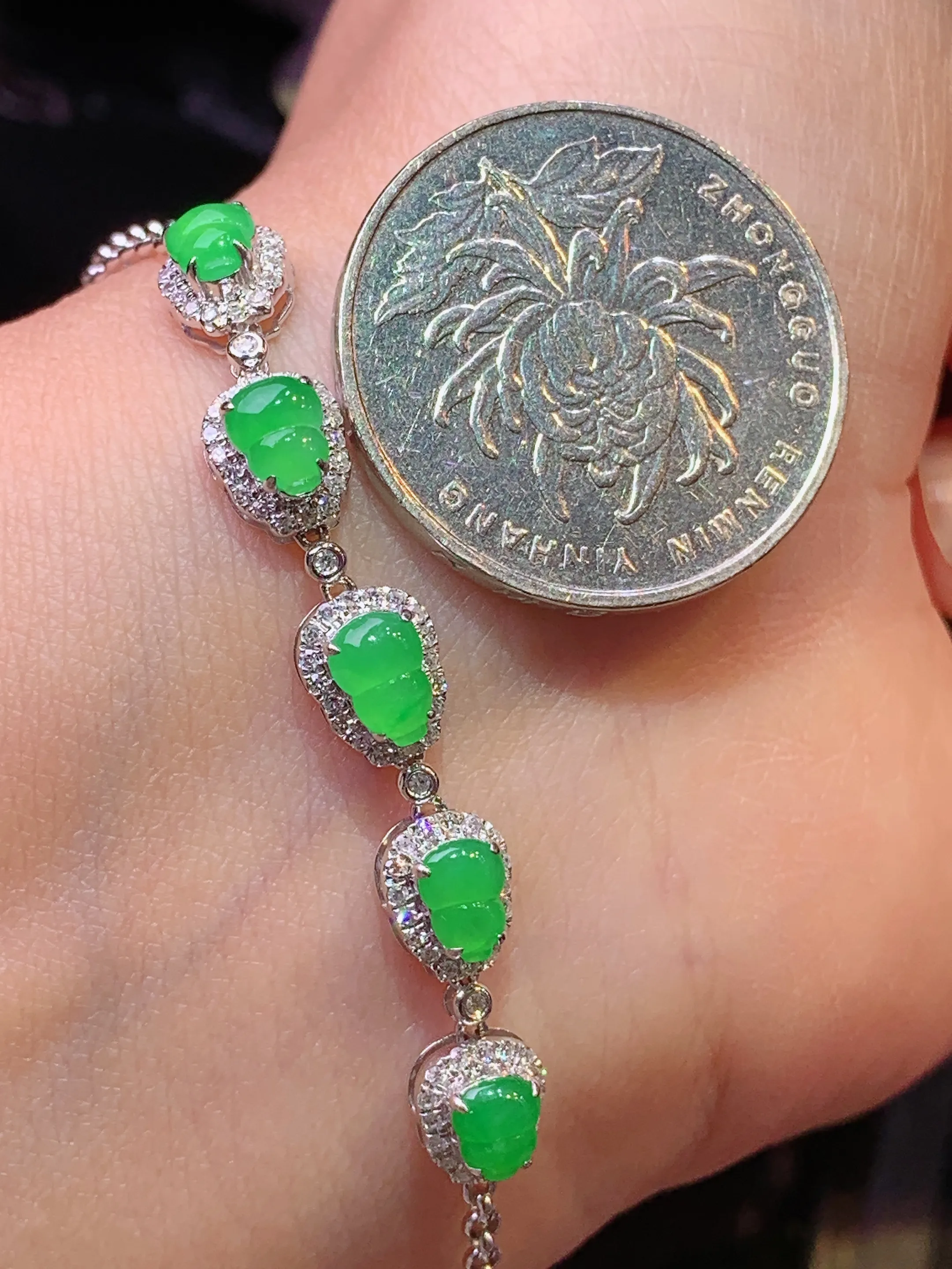 18k金钻镶嵌满绿葫芦手链 玉质细腻 水润亮眼 色泽艳丽 整体尺寸48.8*6.5*5