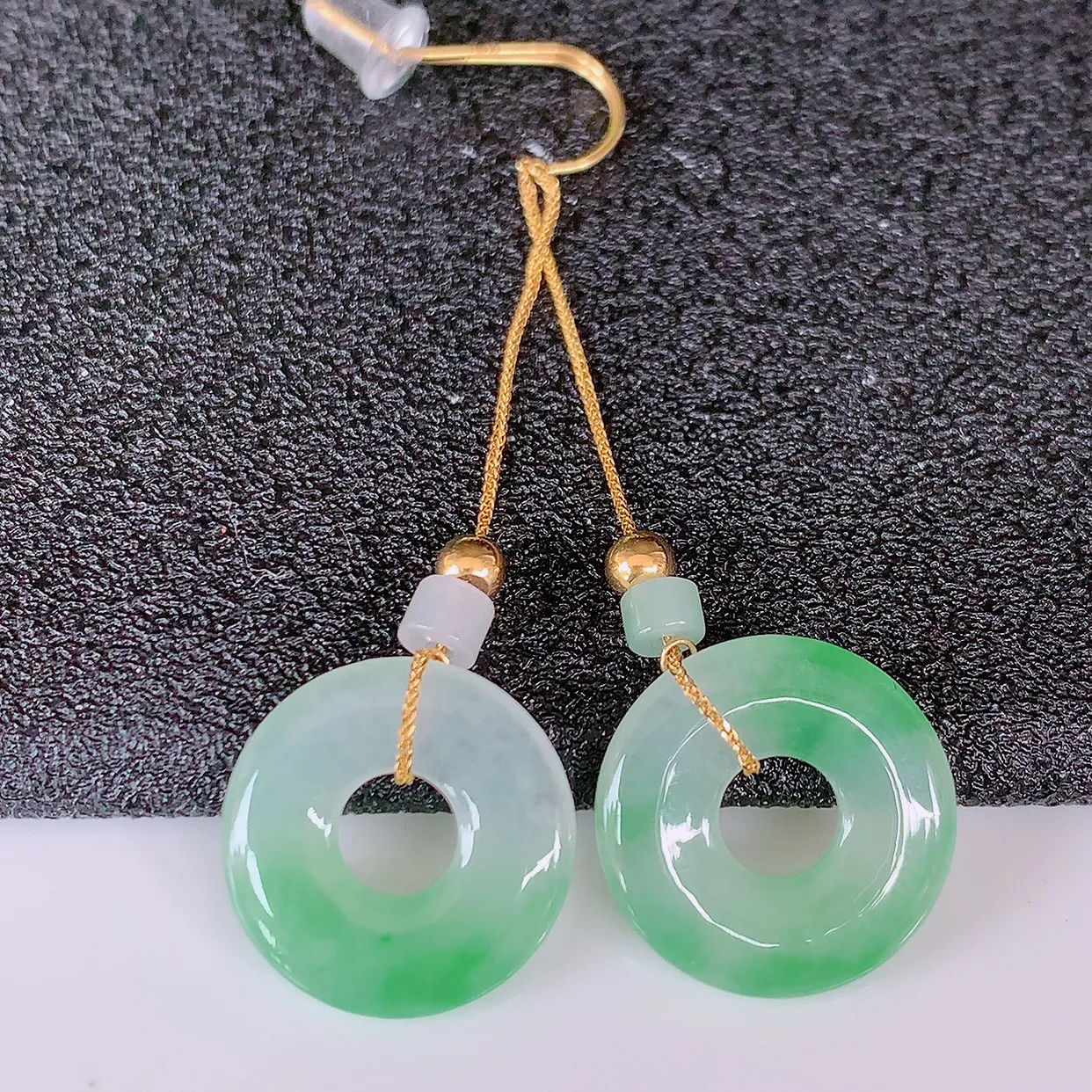 18k金镶嵌冰种飘绿翡翠平安扣耳坠，沁人心脾，耳坠佩戴效果大气出众，尽显气质。种水好，胶感足，颜相当