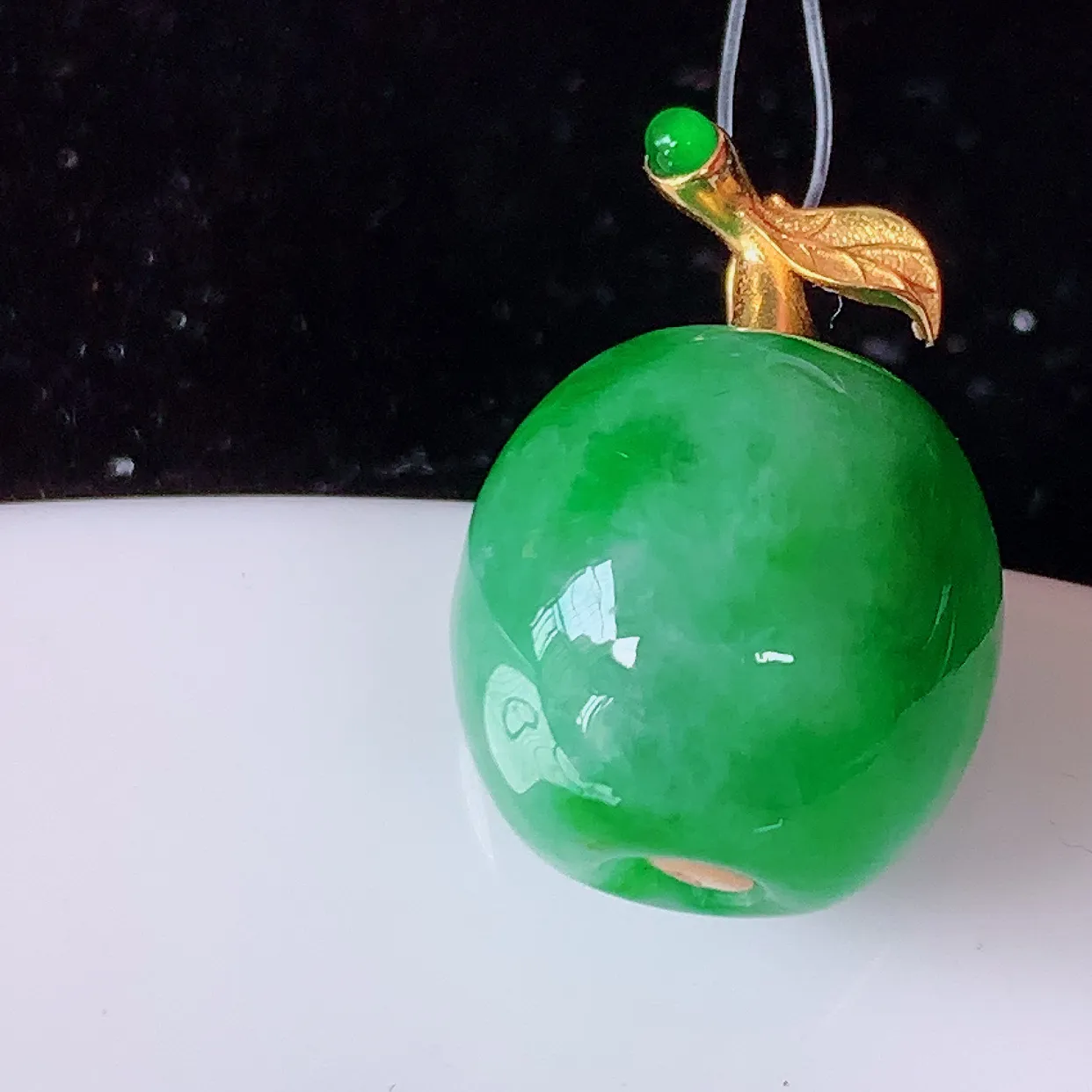 自然光实拍，18K金镶嵌冰润飘绿翡翠路路通吊坠，寓意时来运转、财源滚滚，款式新颖时尚，日常百搭的款！配图银链#49.9整体17.5-12.6裸石12.6*12