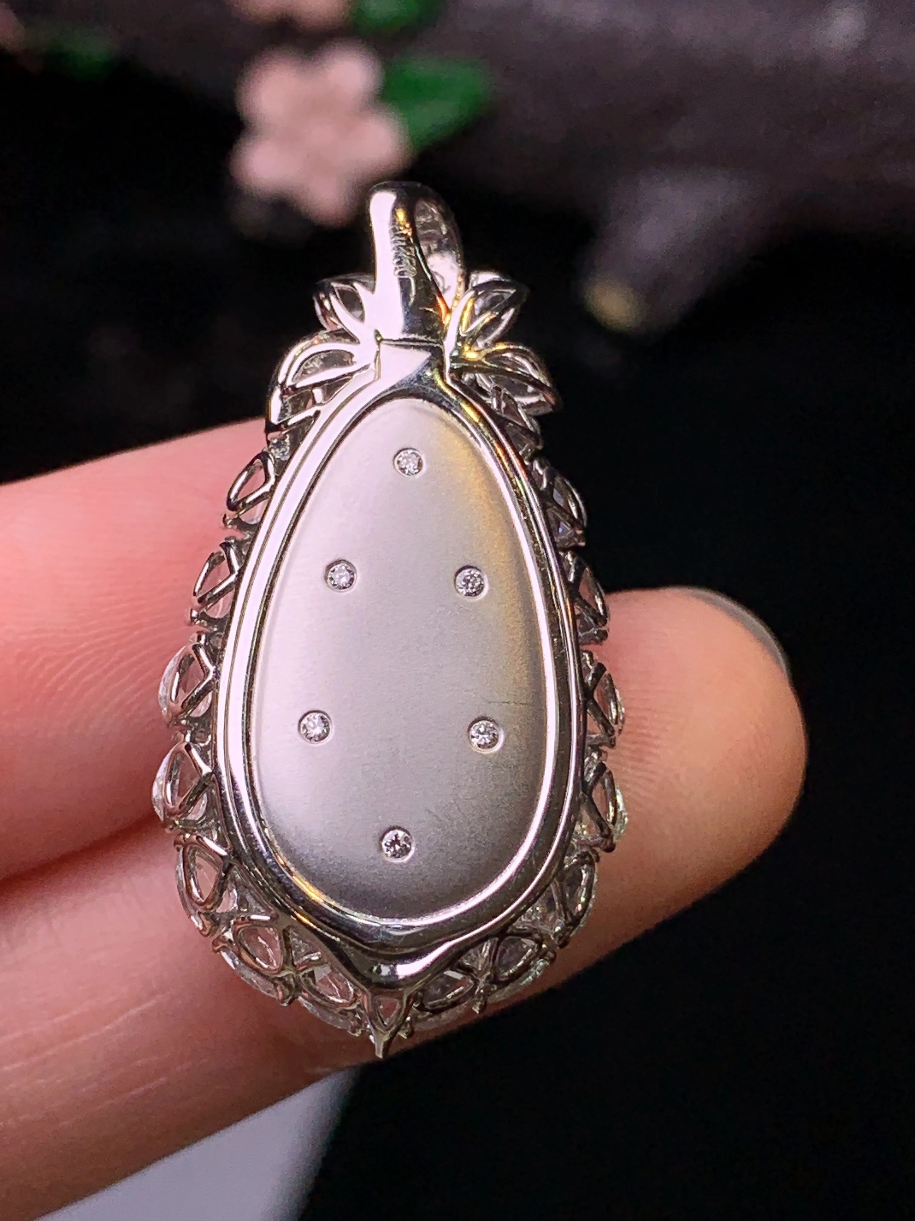 18k金钻镶嵌玻璃种四季豆吊坠 玉质细腻 水润亮眼 色泽艳丽 整体尺寸33*17.6*11.2