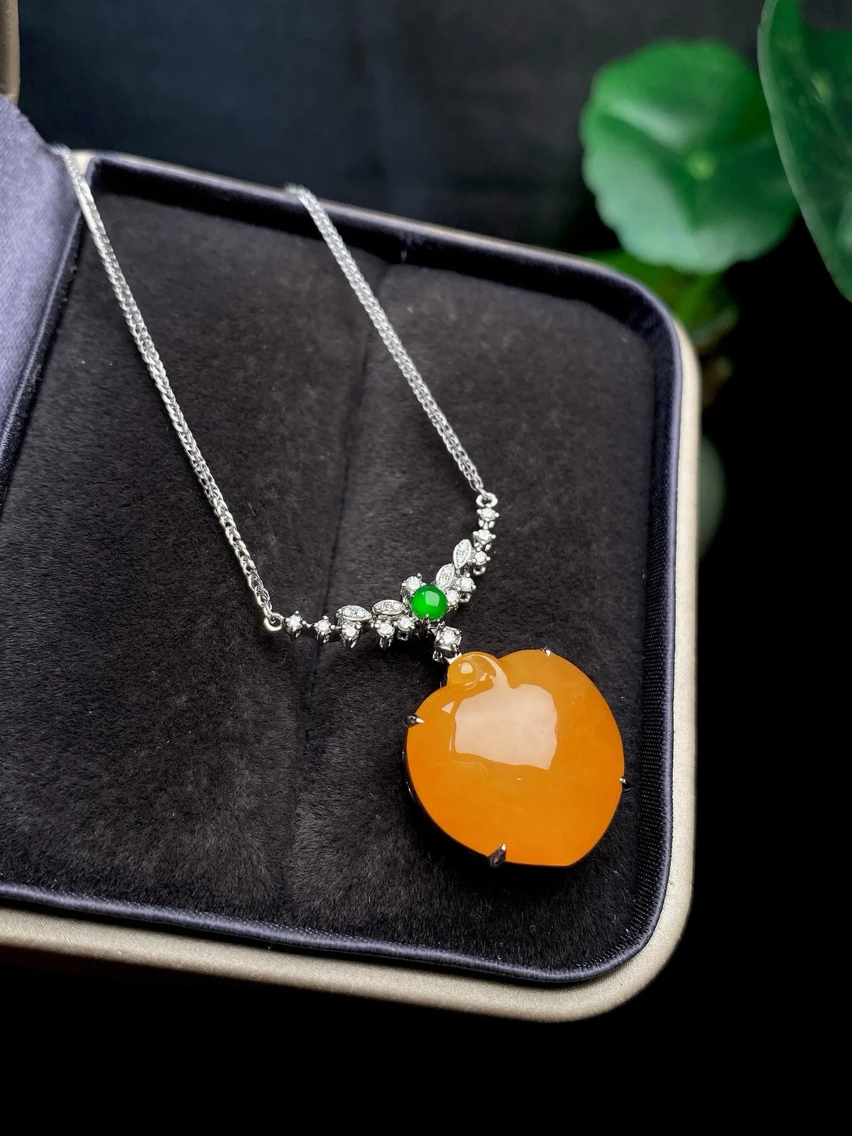 【冰种黄翡心形吊坠】质地细腻，冰润通透，晶莹闪亮。收藏品质，18k金钻镶嵌，裸石尺寸15.7*15.