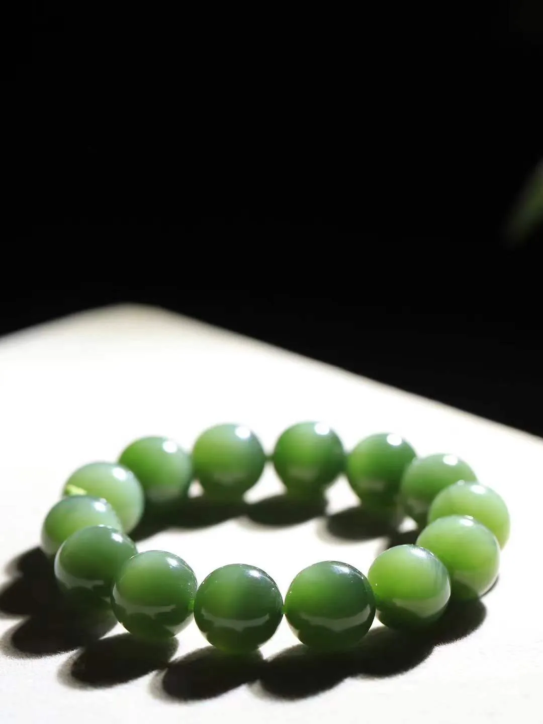 【珠圆玉润.手串】

精品和田玉碧玉猫眼珠圆玉润手串 玉质温润细腻  整串打磨圆润，佩戴舒适。珠珠落玉盘，间关莺语花底滑，一生美好时光，无论身在何处，都有它相伴相守。事事顺遂，幸福美满，吉祥如意。重59.69克   尺寸取一13.3mm   FDL-311210286