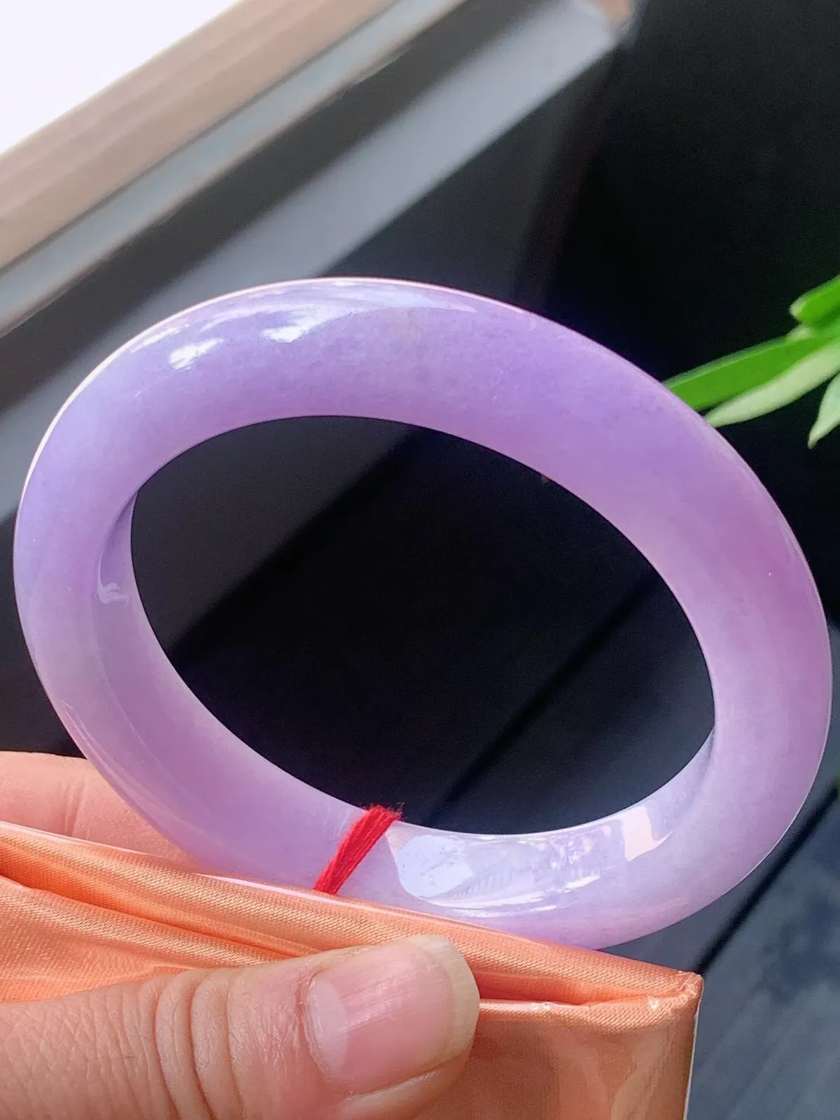 【翡翠名称】老种冰紫罗兰58.8正圈口手镯
【翡翠尺寸】58.8/12.6/9.8mm适合57.8-60正圈口佩戴
【翡翠描述】宝贝种老水足，玉质细腻，色泽靓丽，性价比高，佩戴效果好！
【其它赠送】权威证书/精美挂绳盒子/支持全国复检