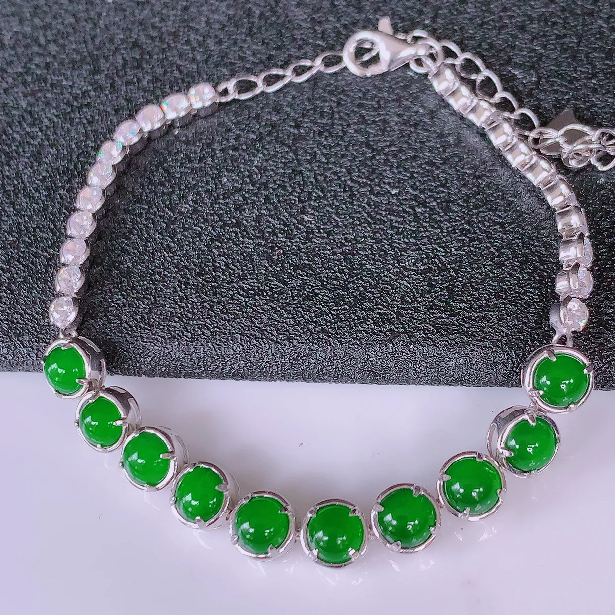 冰透满绿翡翠925银镶嵌手链，自然光实拍，翠色灵动，颜色漂亮，种老水足，品相佳，佩戴佳品！#97.9