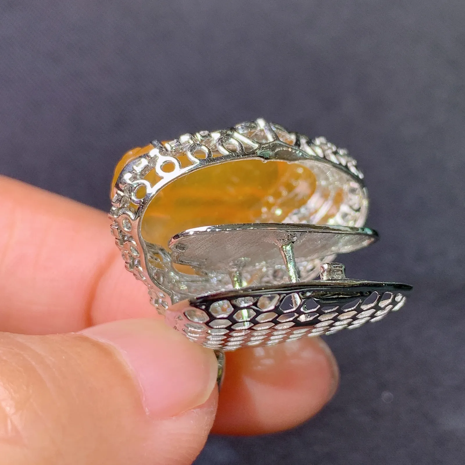 冰黄翡笑佛吊坠，18k金镶嵌，色泽鲜艳靓丽，水色超佳，尺寸26.7*24.2*10.7