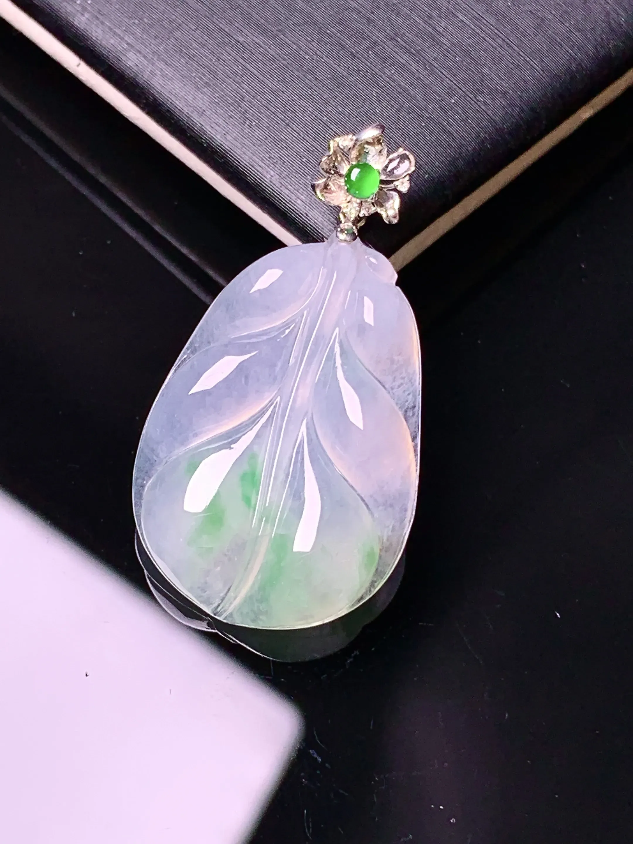 18k金镶嵌飘绿树叶吊坠 玉质细腻 水润亮眼 色泽艳丽 整体尺寸31.6*17.2*4.6