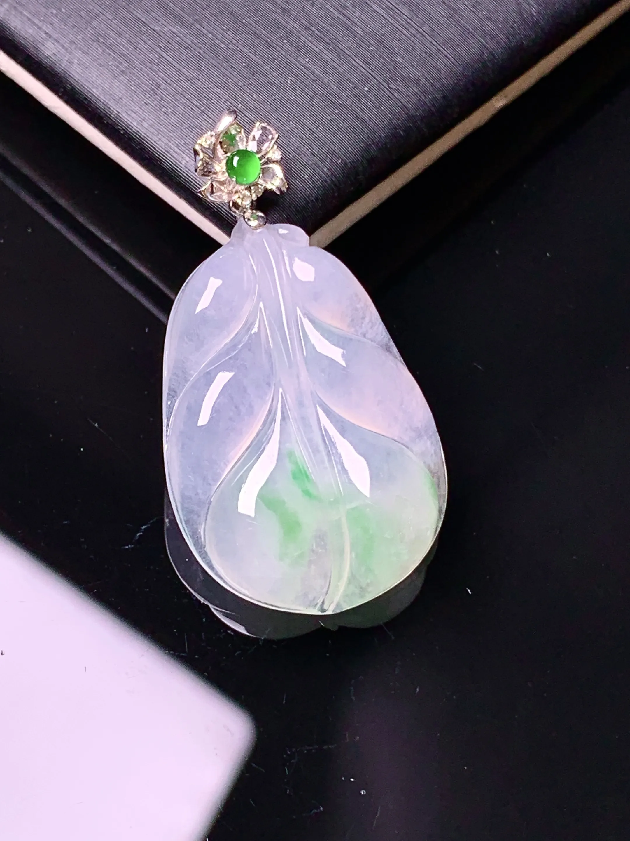 18k金镶嵌飘绿树叶吊坠 玉质细腻 水润亮眼 色泽艳丽 整体尺寸31.6*17.2*4.6