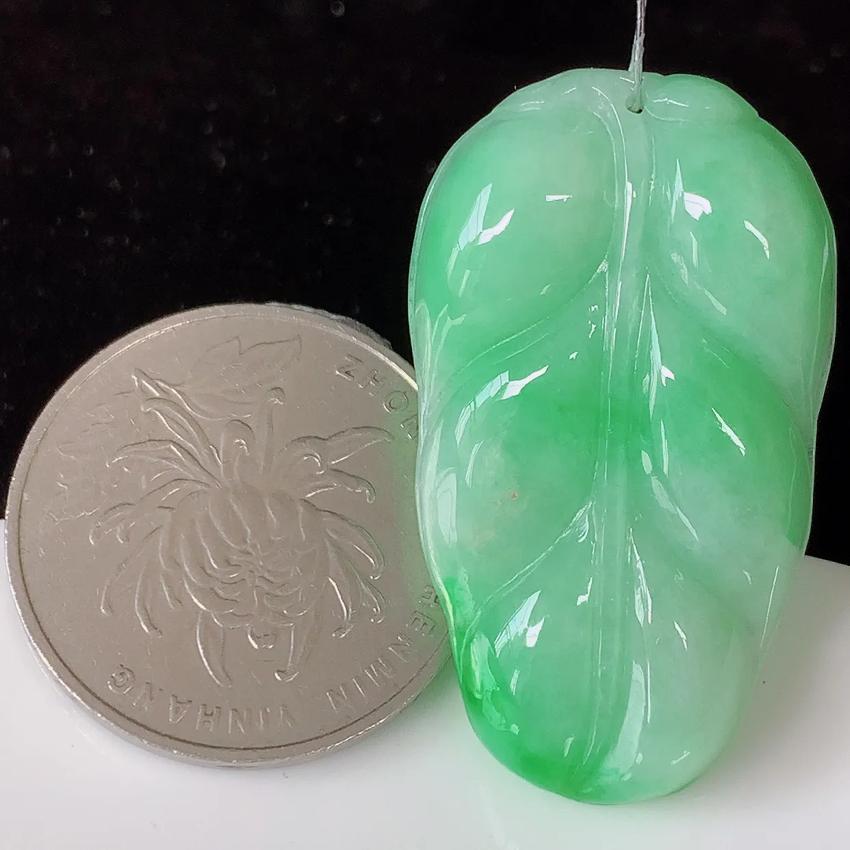 自然光实拍，冰润飘绿翡翠叶子吊坠 ，种水足，色泽清新，工艺精湛，叶子寓意美好；金枝玉叶，事业有成。#35.9