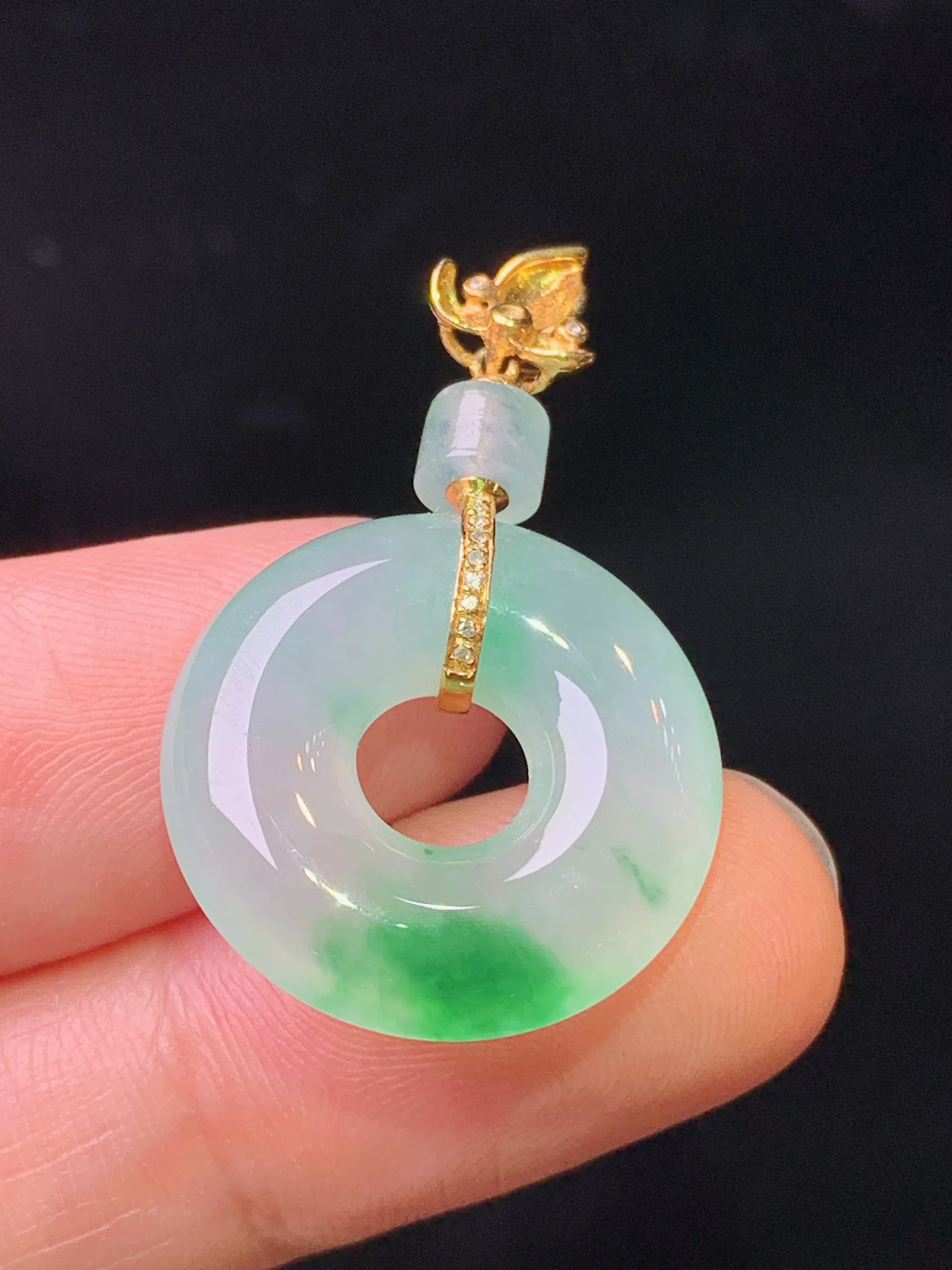 18k金镶嵌飘绿平安环吊坠 玉质细腻 水润亮眼 色泽艳丽 整体尺寸31.8*19.6*5.2