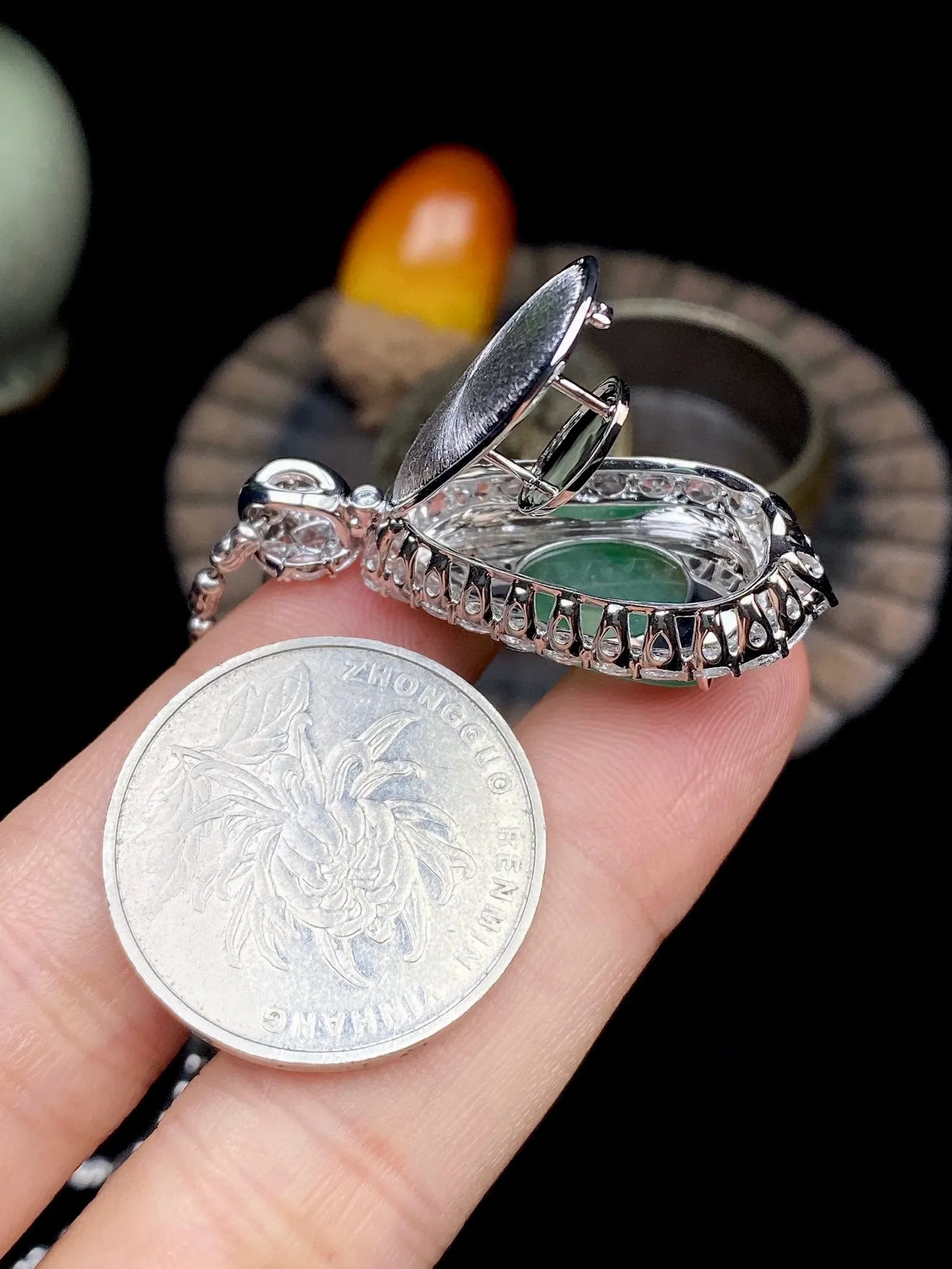 【冰种飘绿福豆吊坠】种地上乘，冰感十足，通透起光，饱满圆润，18k金钻镶嵌，裸石尺寸22*11.6*5.5毫米。