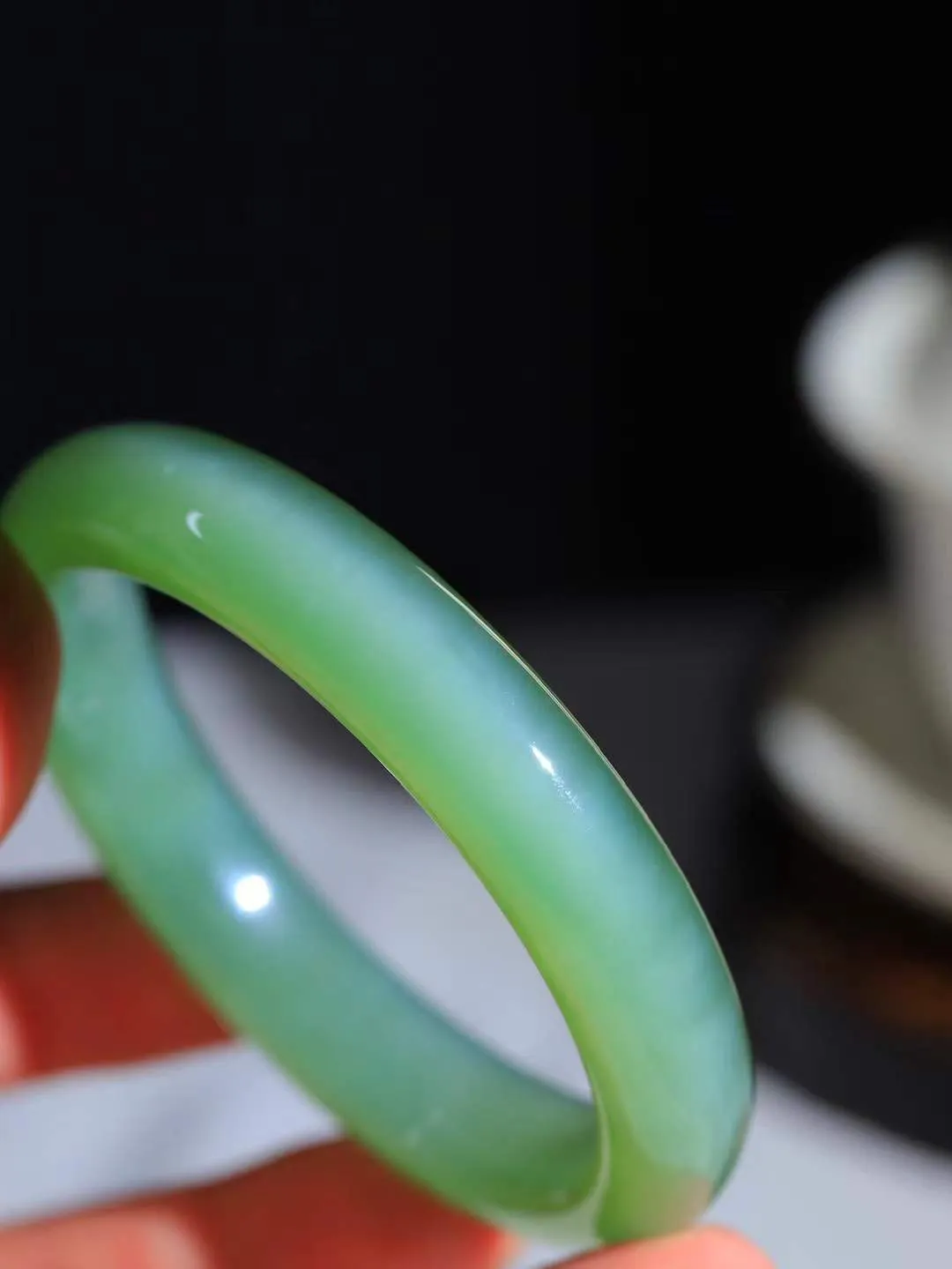 【碧波流转·手镯】

典藏级臻品️和田玉碧玉猫眼手镯，玉质细腻温润，手感舒适，️线条流畅，简约大气，美自天成，佩戴于腕间，婉约之美，举手投足间透出那份低调奢华，醉人心扉。
重55.2克 内径圈口56.5mm尺寸12.2-9.1mm  FDA-13120208