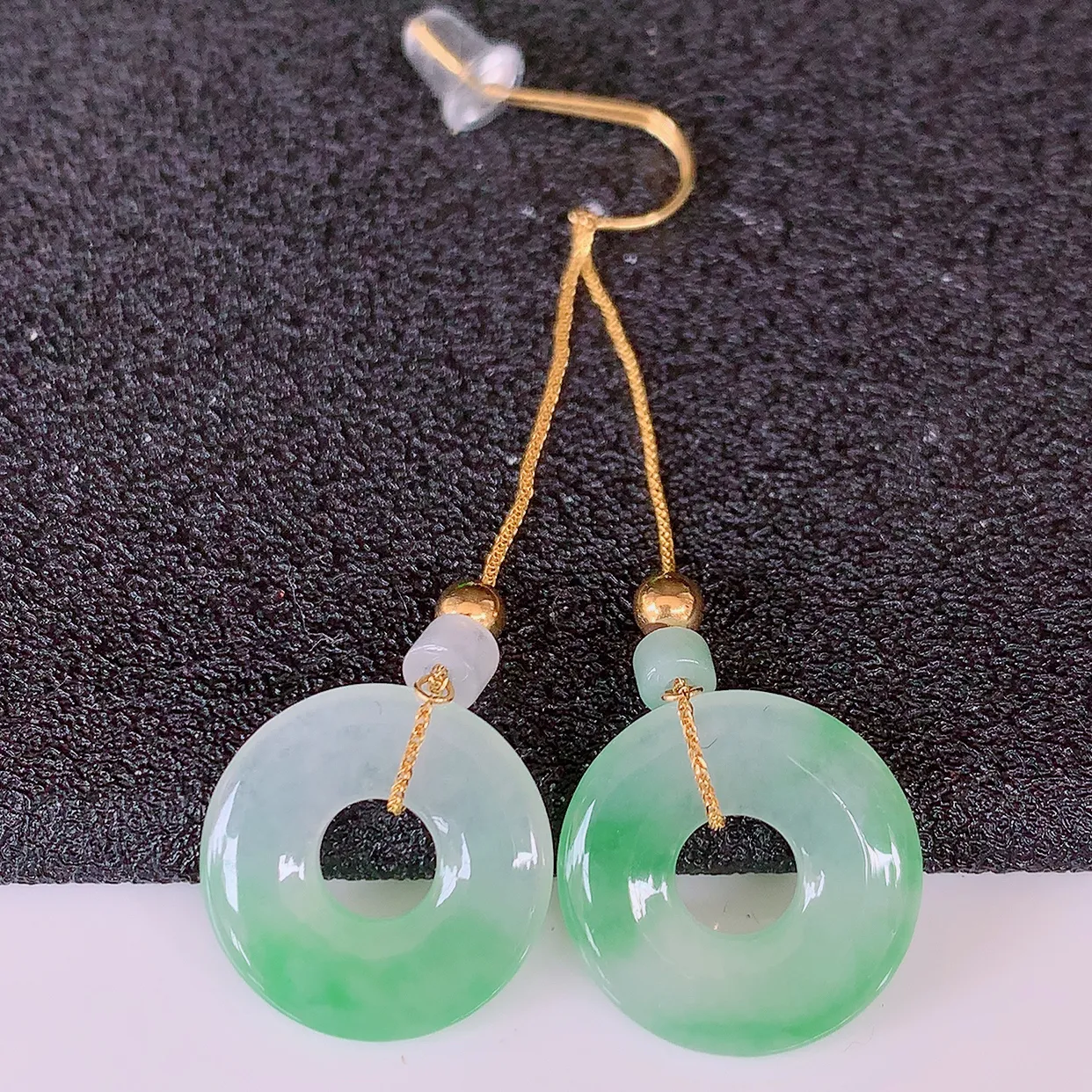 18k金镶嵌冰种飘绿翡翠平安扣耳坠，沁人心脾，耳坠佩戴效果大气出众，尽显气质。种水好，胶感足，颜相当漂亮，高性价比，值得入手品鉴！#41.9整体46裸石14*2.5