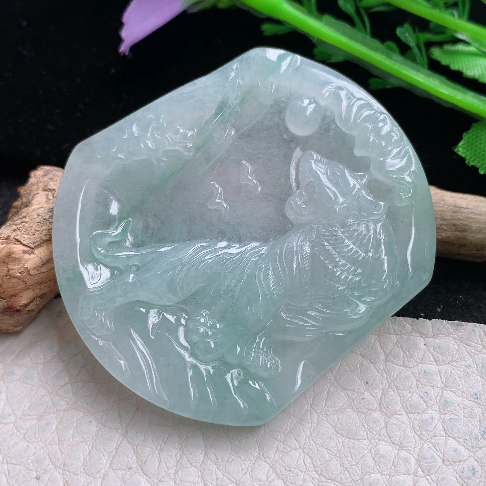 yn实拍50*43.5*5.5缅甸翡翠a货精雕飘绿花上山虎 生肖虎玉吊坠 玉挂件