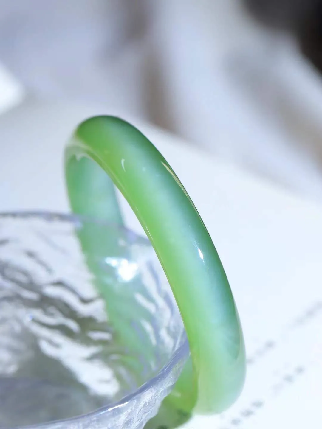 【碧波流转·手镯】

典藏级臻品️和田玉碧玉猫眼手镯，玉质细腻温润，手感舒适，️线条流畅，简约大气，美自天成，佩戴于腕间，婉约之美，举手投足间透出那份低调奢华，醉人心扉。
重55.2克 内径圈口56.5mm尺寸12.2-9.1mm  FDA-13120208