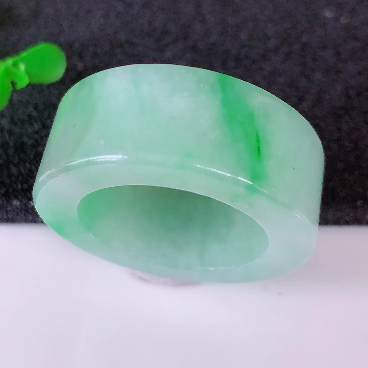 自然光实拍，22.2mm内径冰飘绿翡翠扳指，冰润指环，玉扳指，戒指，财源滚滚，玉质细腻起胶，28圈口，种水好！#05.9尺寸22.2*12*5.2