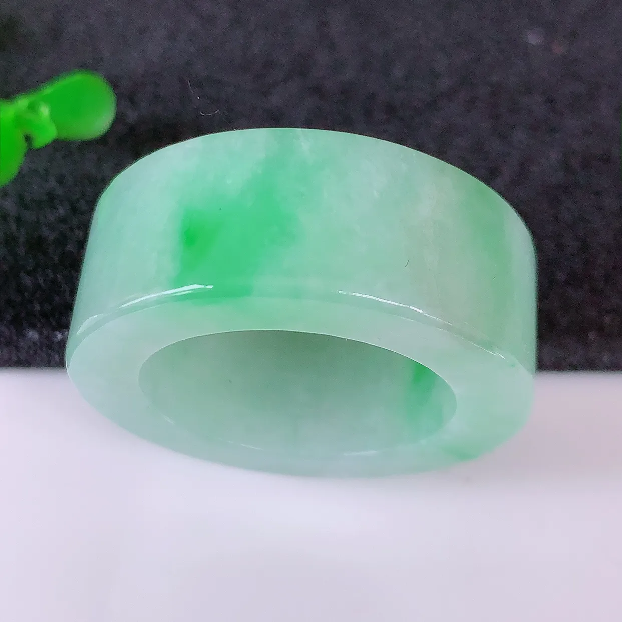 自然光实拍，22.2mm内径冰飘绿翡翠扳指，冰润指环，玉扳指，戒指，财源滚滚，玉质细腻起胶，28圈口，种水好！#05.9尺寸22.2*12*5.2