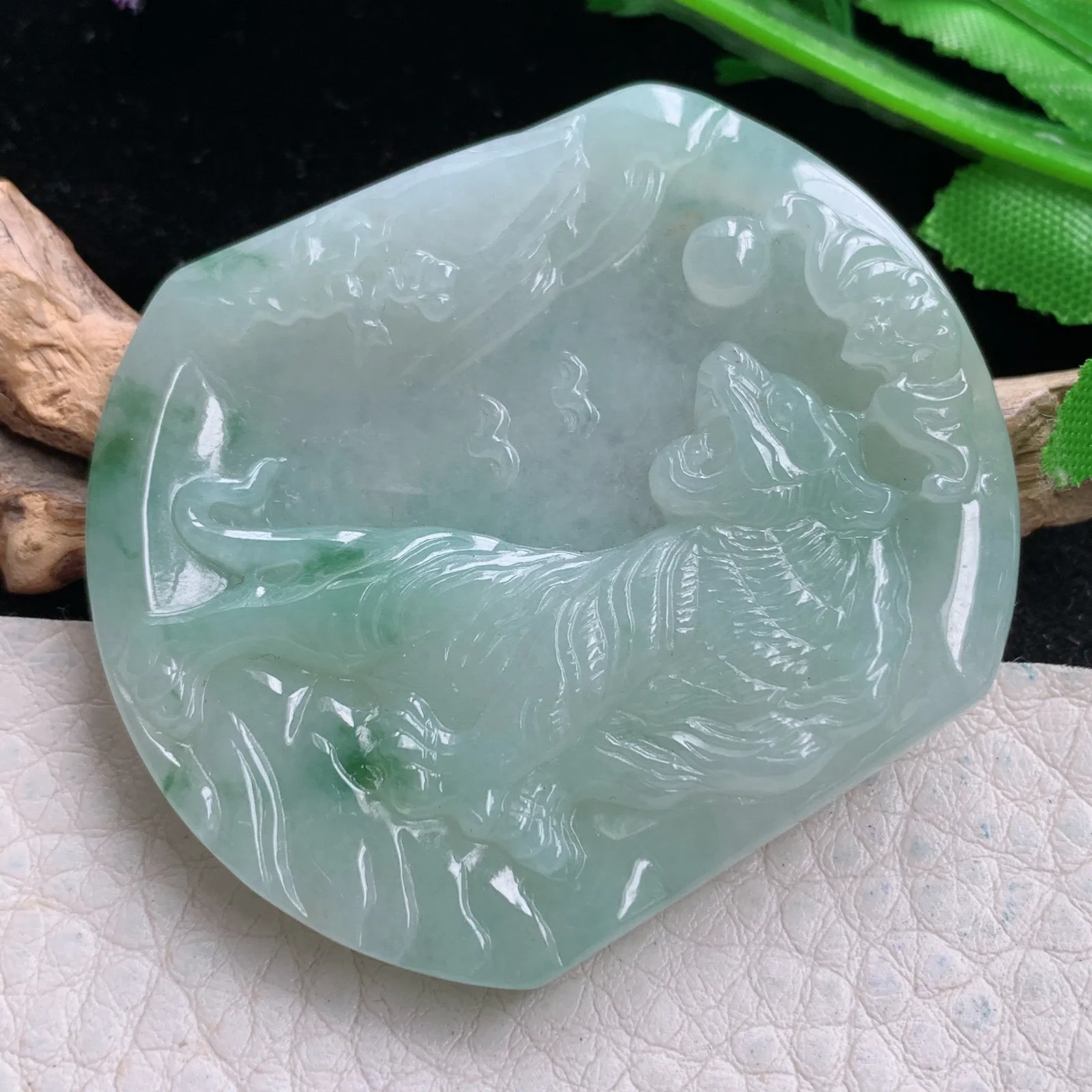 yn实拍50.5*44*5.8缅甸翡翠a货精雕飘花上山虎 生肖虎玉吊坠 玉挂件