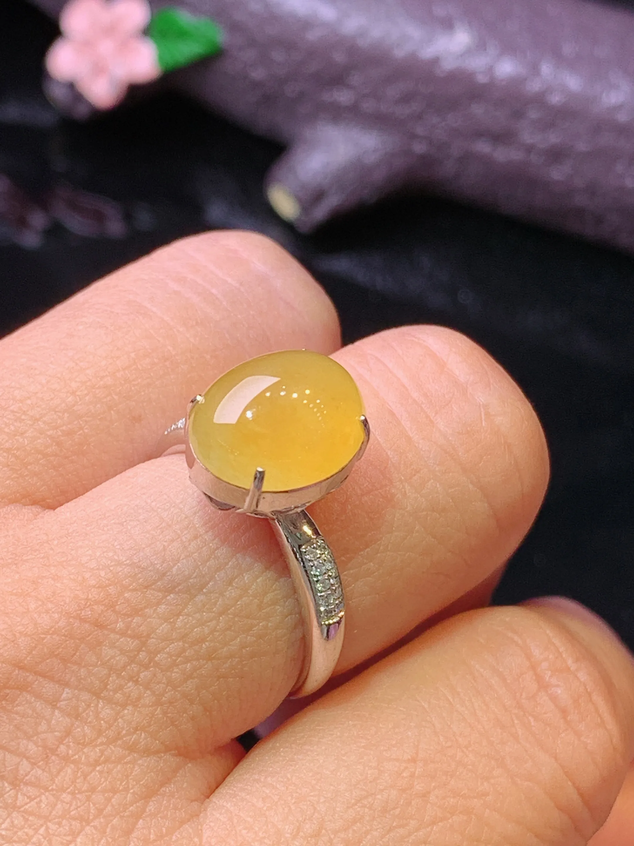 18k金钻镶嵌黄翡蛋面吊坠 玉质细腻 水润亮眼 色泽艳丽 圈口13 整体尺寸12*9.6*5.5