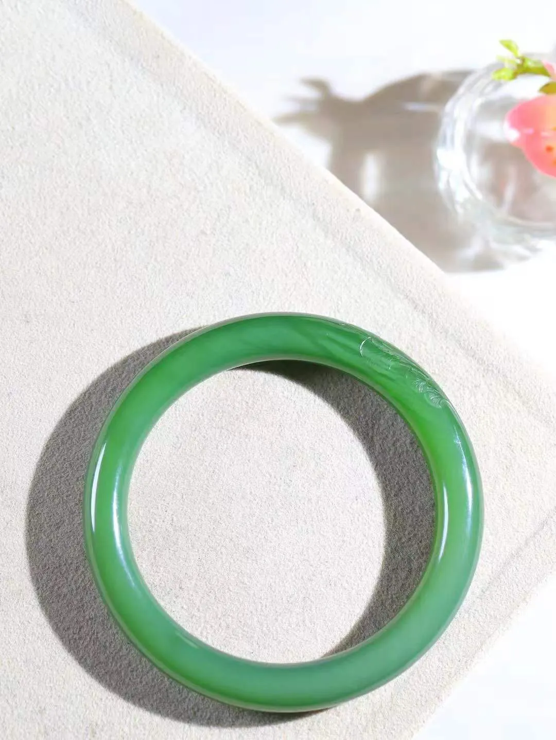 （三生有幸.手镯）

精品和田玉碧玉银杏叶手镯，玉质温润.油性上佳。三生有幸遇到你，始于初见，止于终老。
重35.7克    尺寸54-8.9-8.1mm   FDA-66120200