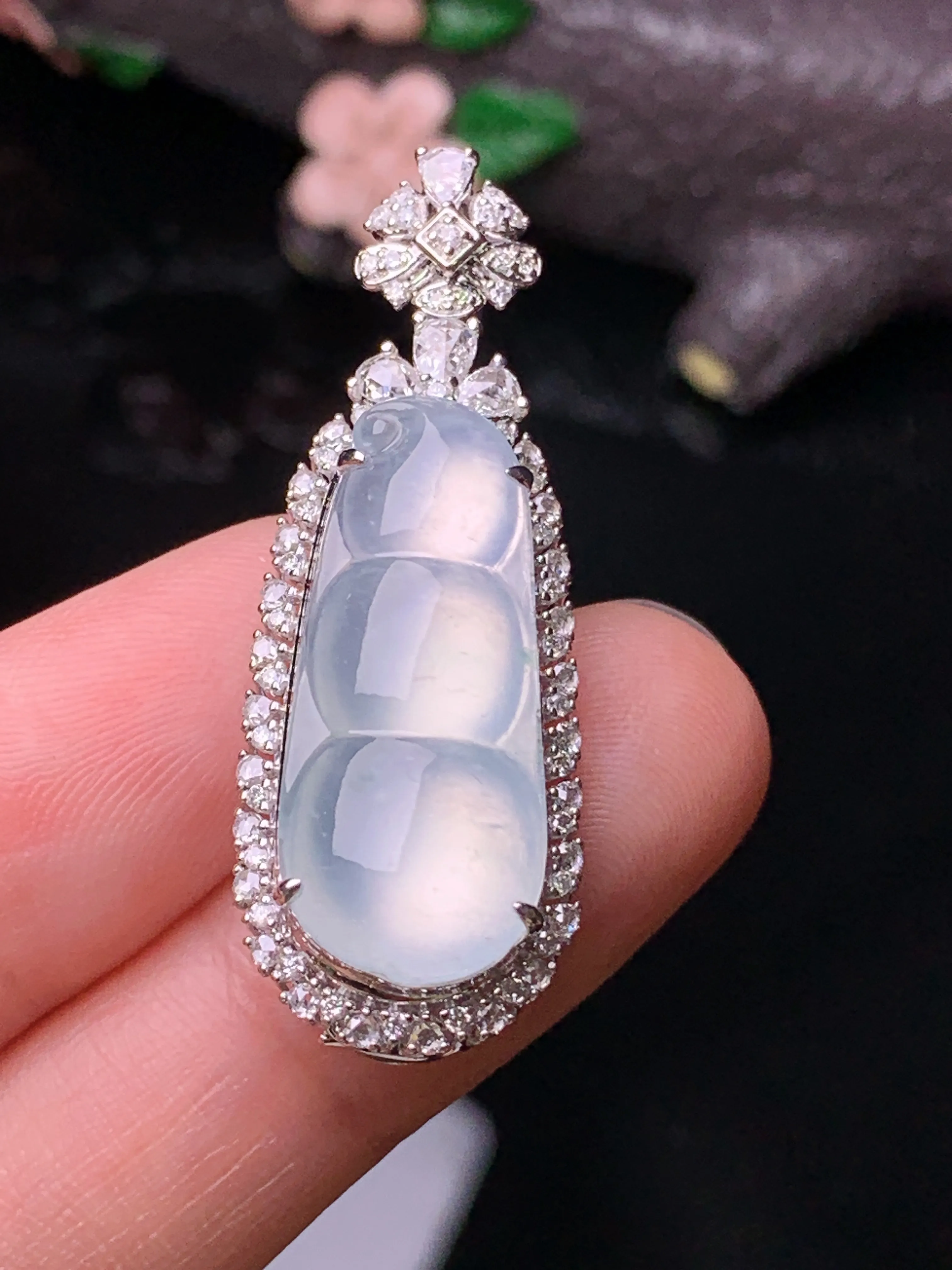 18k金钻镶嵌冰种四季豆吊坠 玉质细腻 水润亮眼 色泽艳丽 整体尺寸38*13.7*11