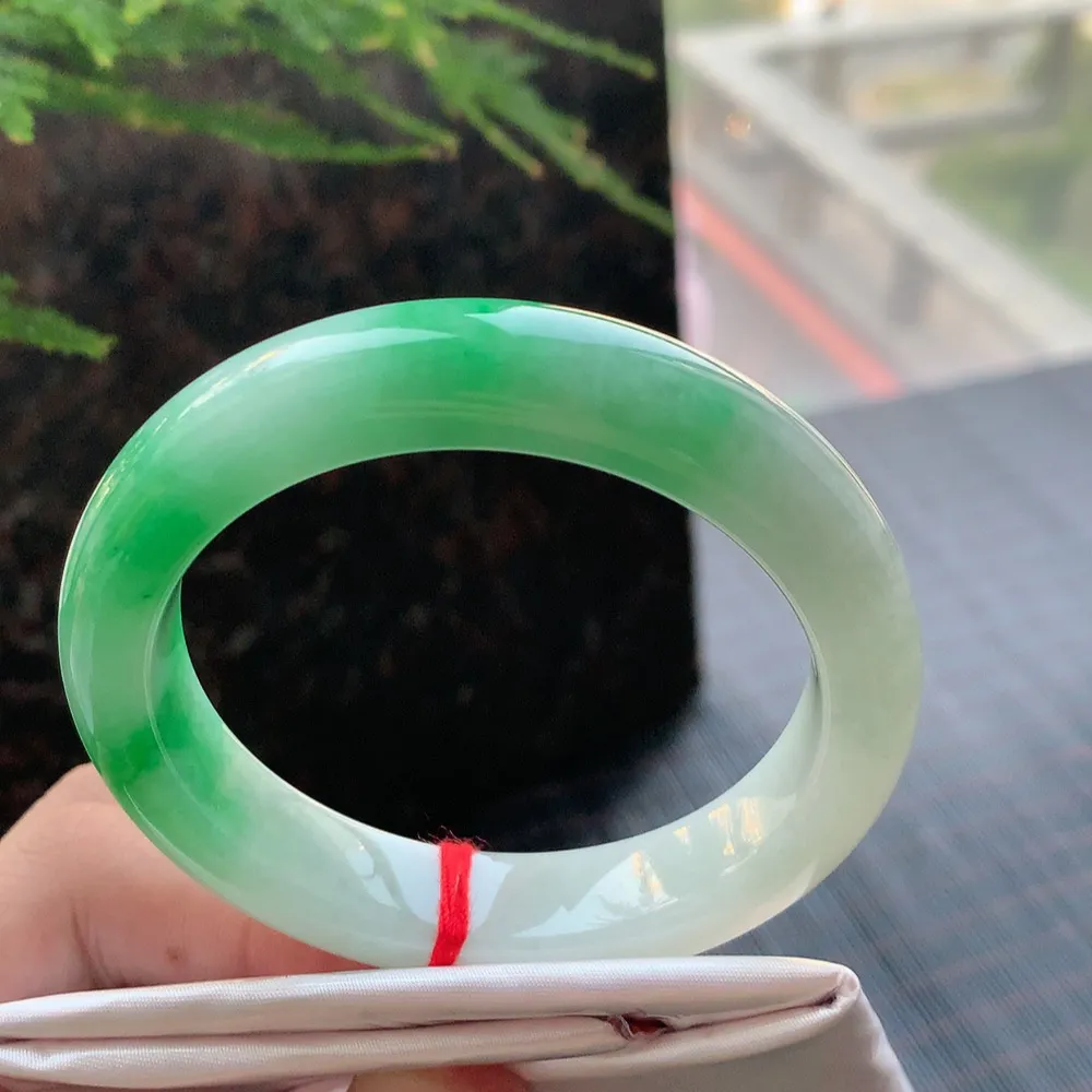 正圈一大节阳绿 无瑕 尺寸:55.7/12.6/9.6 色阳