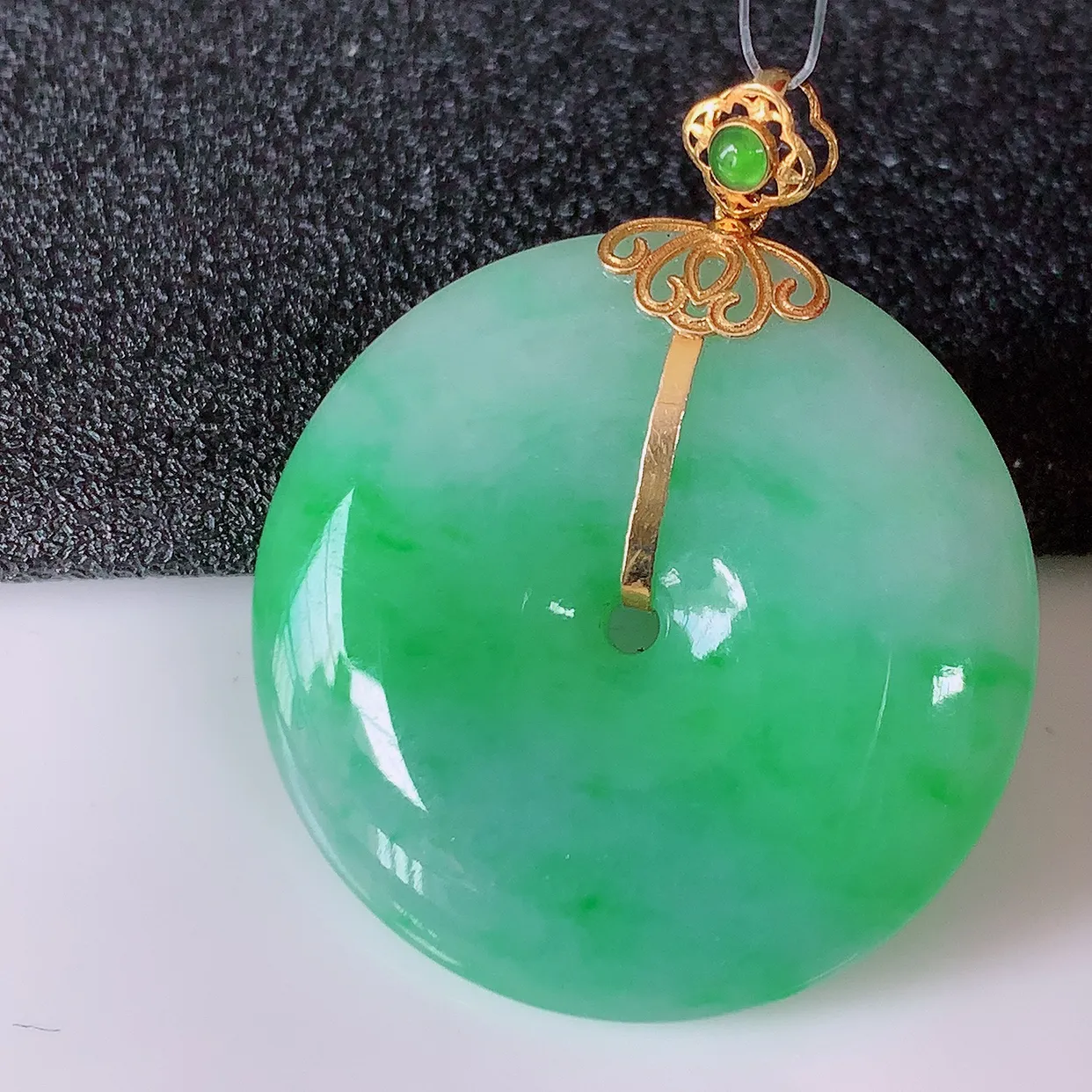 18K金镶嵌飘绿翡翠平安扣吊坠，水润光泽，寓意平平安安，佩戴时尚漂亮！#49.9整体33*27.5*6.2裸石27.5*27.5