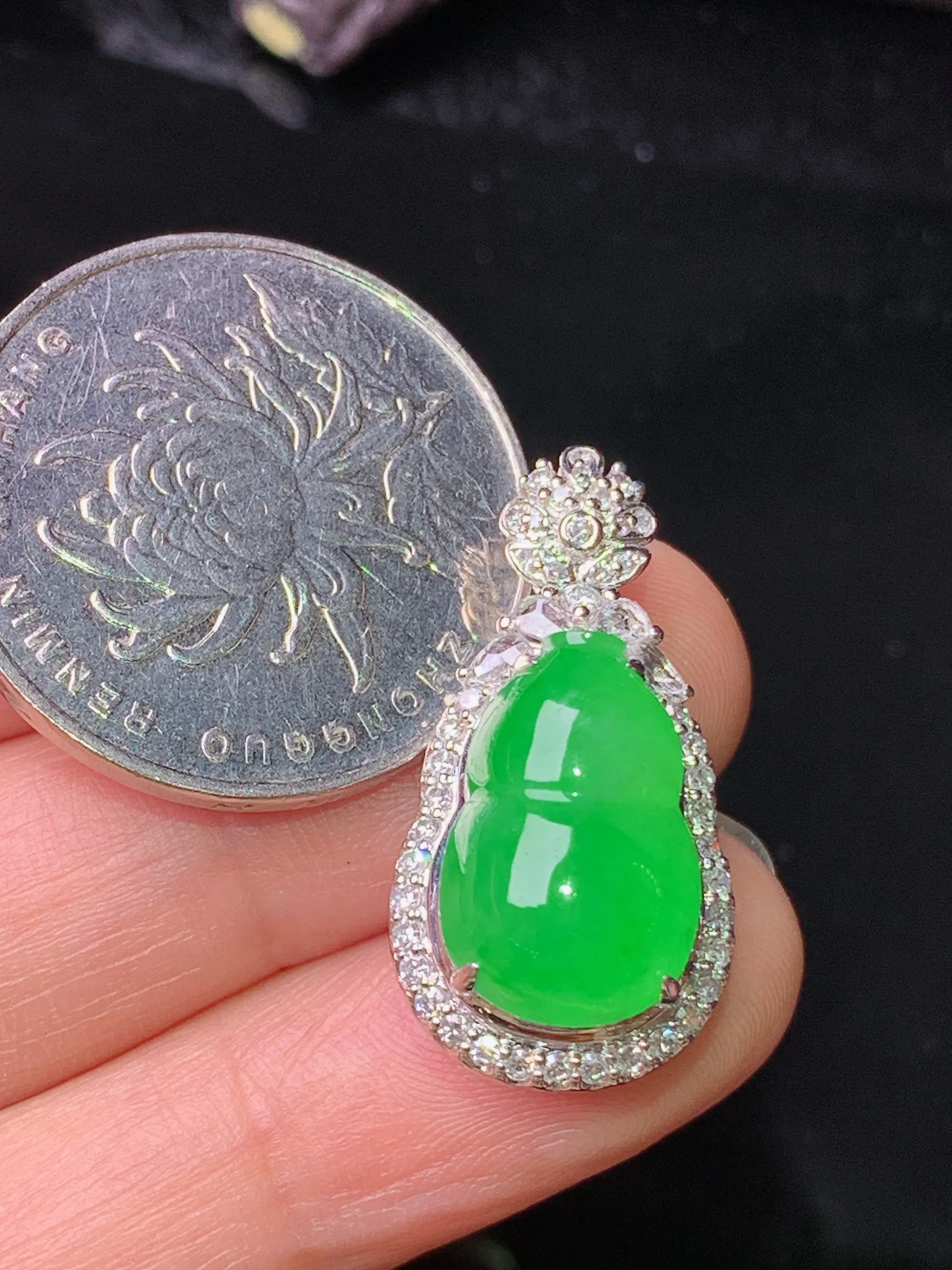 18k金钻镶嵌满绿葫芦吊坠 玉质细腻 水润亮眼 色泽艳丽 整体尺寸26.2*13.5*11.5