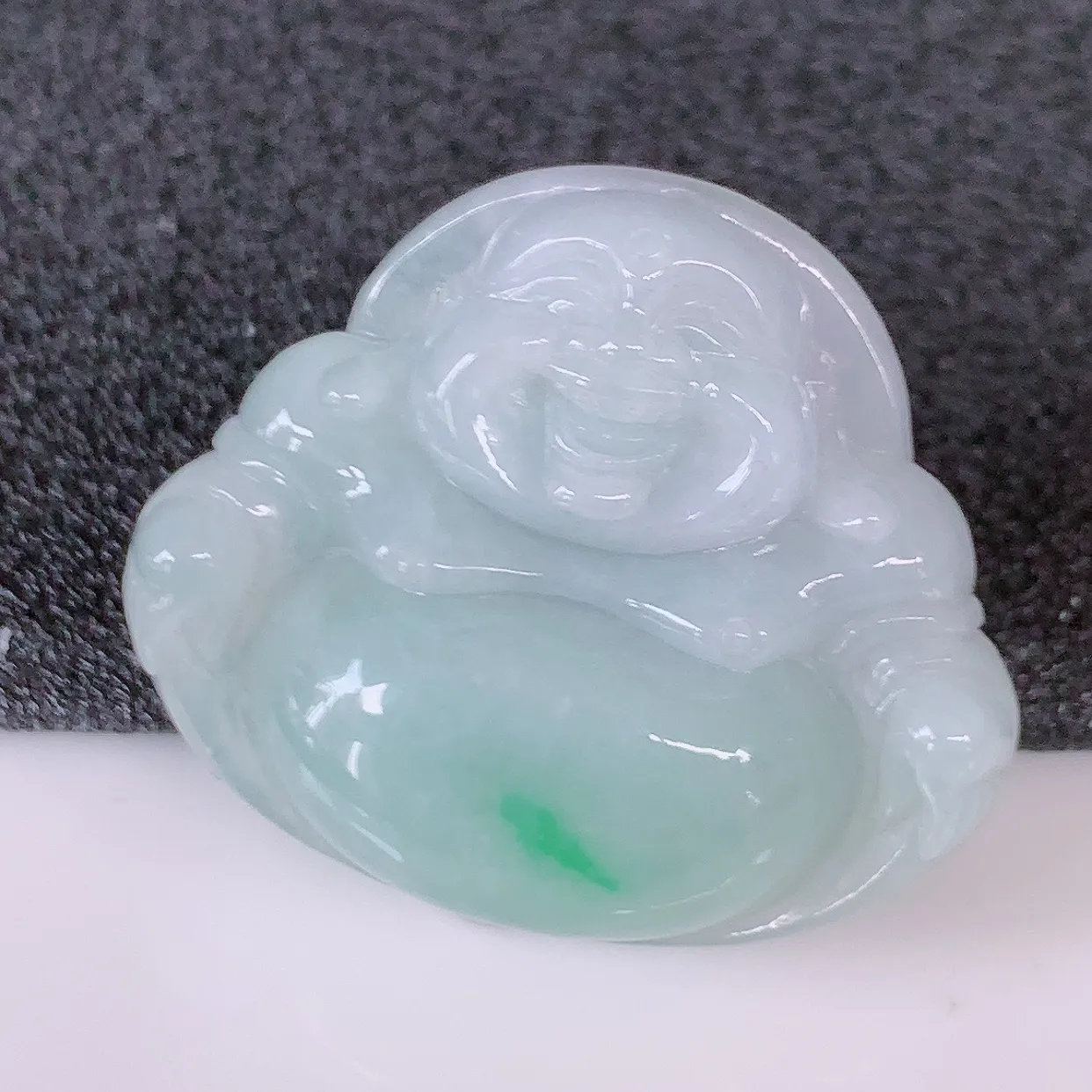 自然光实拍，冰润飘绿翡翠佛公吊坠，开心笑佛，种老水足，颜色漂亮，立体饱满圆润，佩戴效果赞#57.9