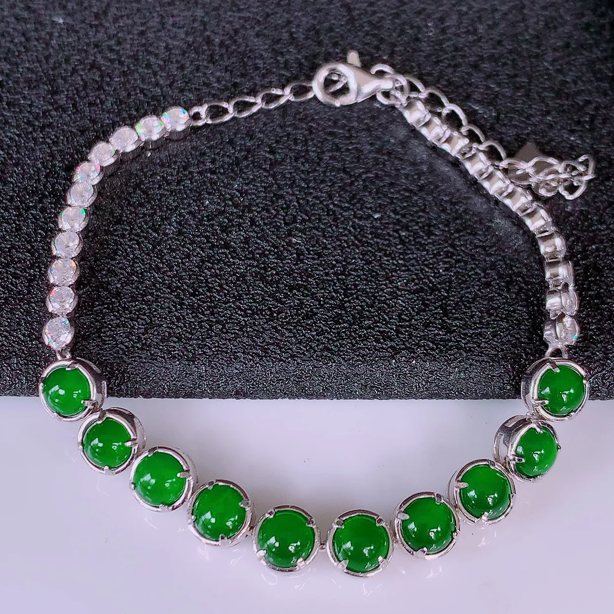 冰透满绿翡翠925银镶嵌手链，自然光实拍，翠色灵动，颜色漂亮，种老水足，品相佳，佩戴佳品！#97.9取一整体5.5*5.5*4.5裸石4.5*4.5