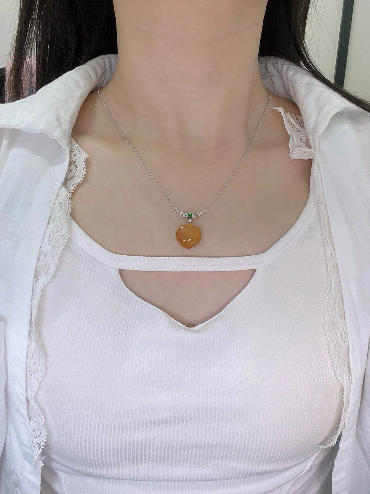 【冰种黄翡心形吊坠】质地细腻，冰润通透，晶莹闪亮。收藏品质，18k金钻镶嵌，裸石尺寸15.7*15.4*4.2毫米