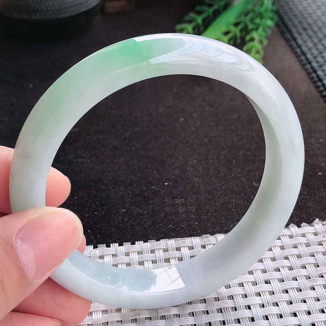 天然A货翡翠62.5/12.3/8.6大圈口老坑精美温润飘绿手镯宽边玉镯