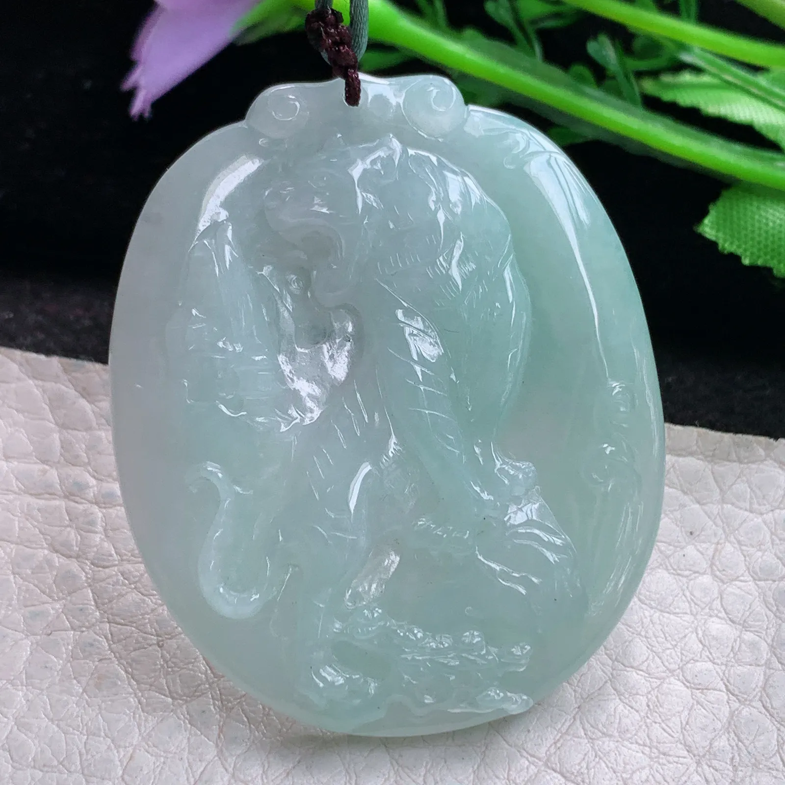 bg实拍49.5*41*5.5缅甸翡翠a货精雕浅绿上山虎 生肖虎玉吊坠 玉挂件