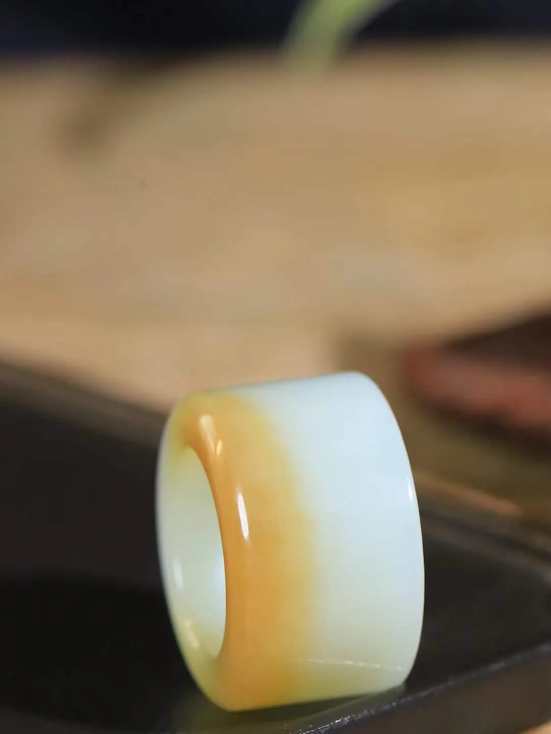 【古韵·扳指】

精品和田玉糖白玉扳指，玉质温润，油润感十足， 整器古韵生辉。优雅高贵。运筹帷幄于掌中，决胜于千里之外。
重40.49克 内径圈口22.9mm  尺寸21.8-7mm  FDT-59120929