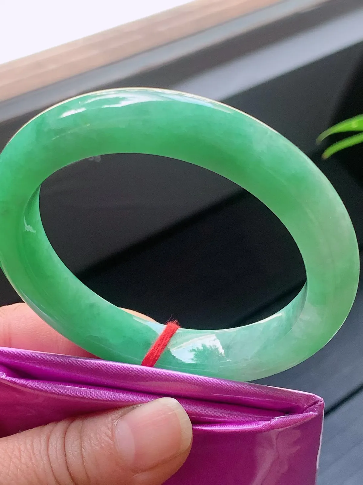 【翡翠名称】老种冰阳绿56.5正圈口手镯
【翡翠尺寸】56.5/11.7/9.8mm适合55.5-58正圈口佩戴
【翡翠描述】宝贝种老水足，玉质细腻，色泽靓丽，性价比高，佩戴效果好！
【其它赠送】权威证书/精美挂绳盒子/支持全国复检