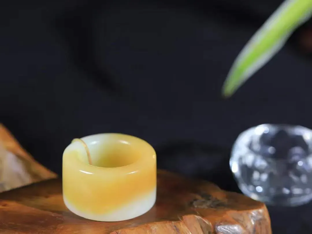 【古韵·扳指】

精品和田玉糖白玉扳指，玉质温润，油润感十足， 整器古韵生辉。优雅高贵。运筹帷