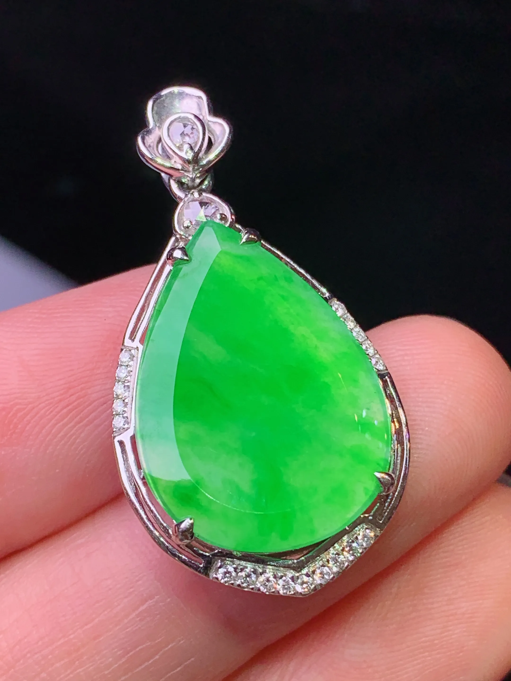 18k金钻镶嵌翠绿水滴吊坠 玉质细腻 水润亮眼 色泽艳丽 整体尺寸33.6*18*6.3