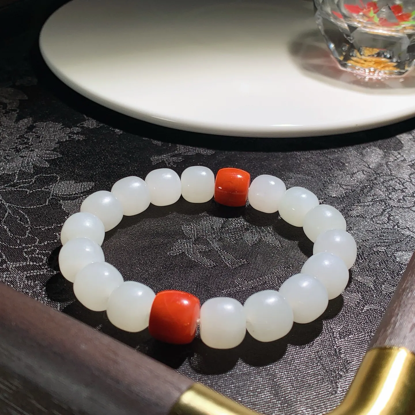 和田玉白玉老型珠手串。单颗尺寸11/12重48克。玉质细腻油润。手推出油。佩戴高端典雅。lt251209