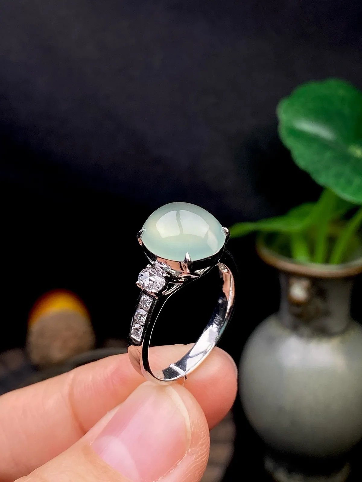 【冰种晴蛋面戒指】质地细腻，饱满度很好，晶莹剔透，18k金钻镶嵌，裸石尺寸11*10*4.2毫米