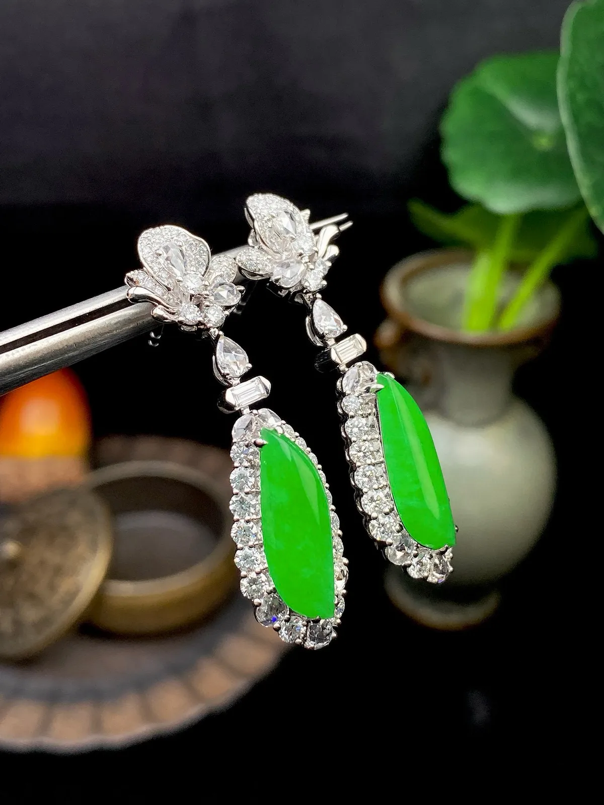 【冰种满绿随形耳坠】种水上乘，通透闪亮，晶莹剔透。18K金钻镶嵌，裸石尺寸16*5.7*2.8毫米