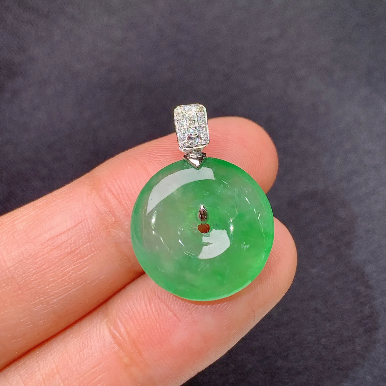 晴绿平安扣吊坠，18k金镶嵌，冰润色阳，玉质细腻，种水足，尺寸22.3*16.4*3.9