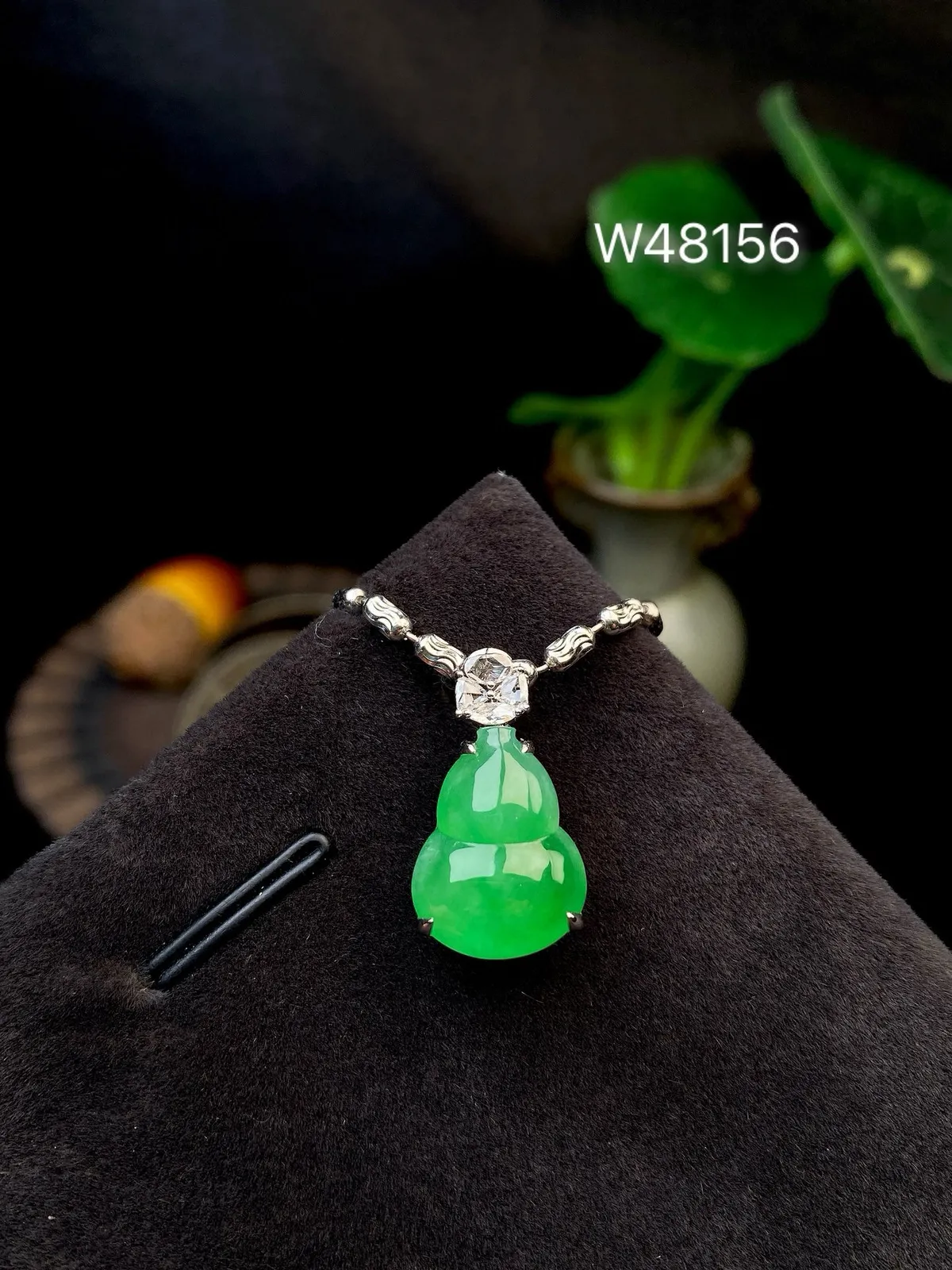 【冰种满绿葫芦吊坠】种水色俱全，冰透闪亮，通透感饱满度很好，18k金钻豪华镶嵌，裸石尺寸14.3*1