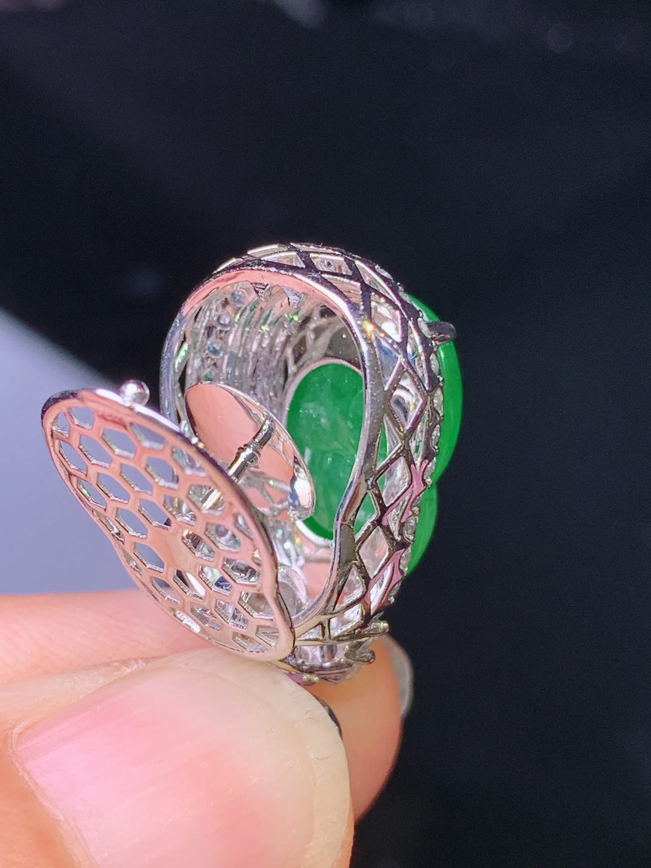 18k金钻镶嵌满绿葫芦吊坠 玉质细腻 水润亮眼 色泽艳丽 整体尺寸26.2*13.5*11.5